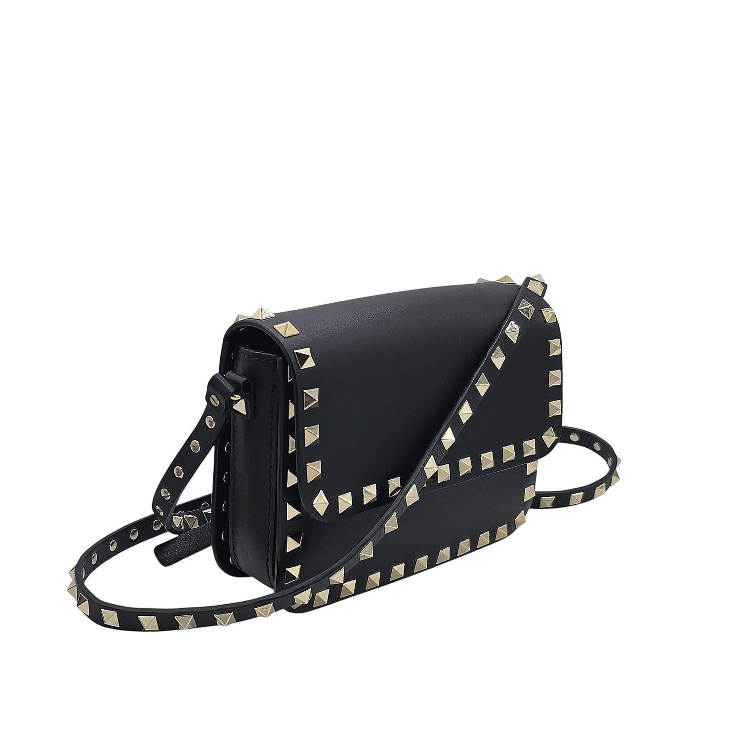 Ce sac crossbody Valentino Garavani Rockstud, confectionné en cuir de veau souple, est parfait pour les soirées. Sa garniture cloutée emblématique ajoute du piquant, tandis qu'un rabat magnétique garde vos essentiels en sécurité à l'intérieur de