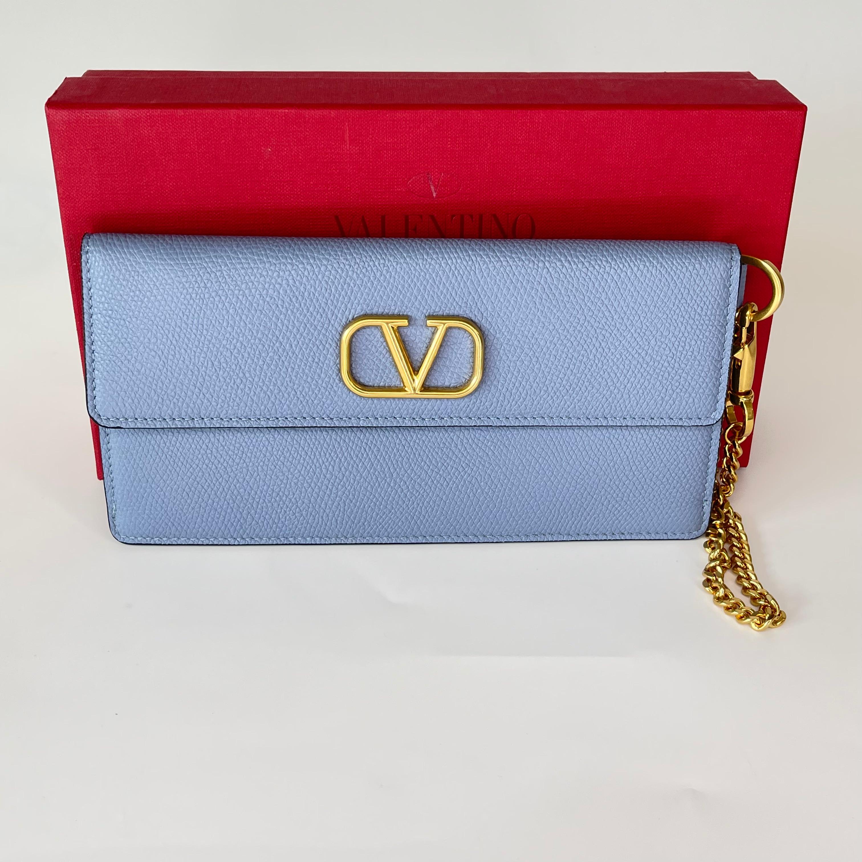 Valentino Valentino Garavani Vlogo Baby Blau Beutel mit Kette Brieftasche (Grau) im Angebot