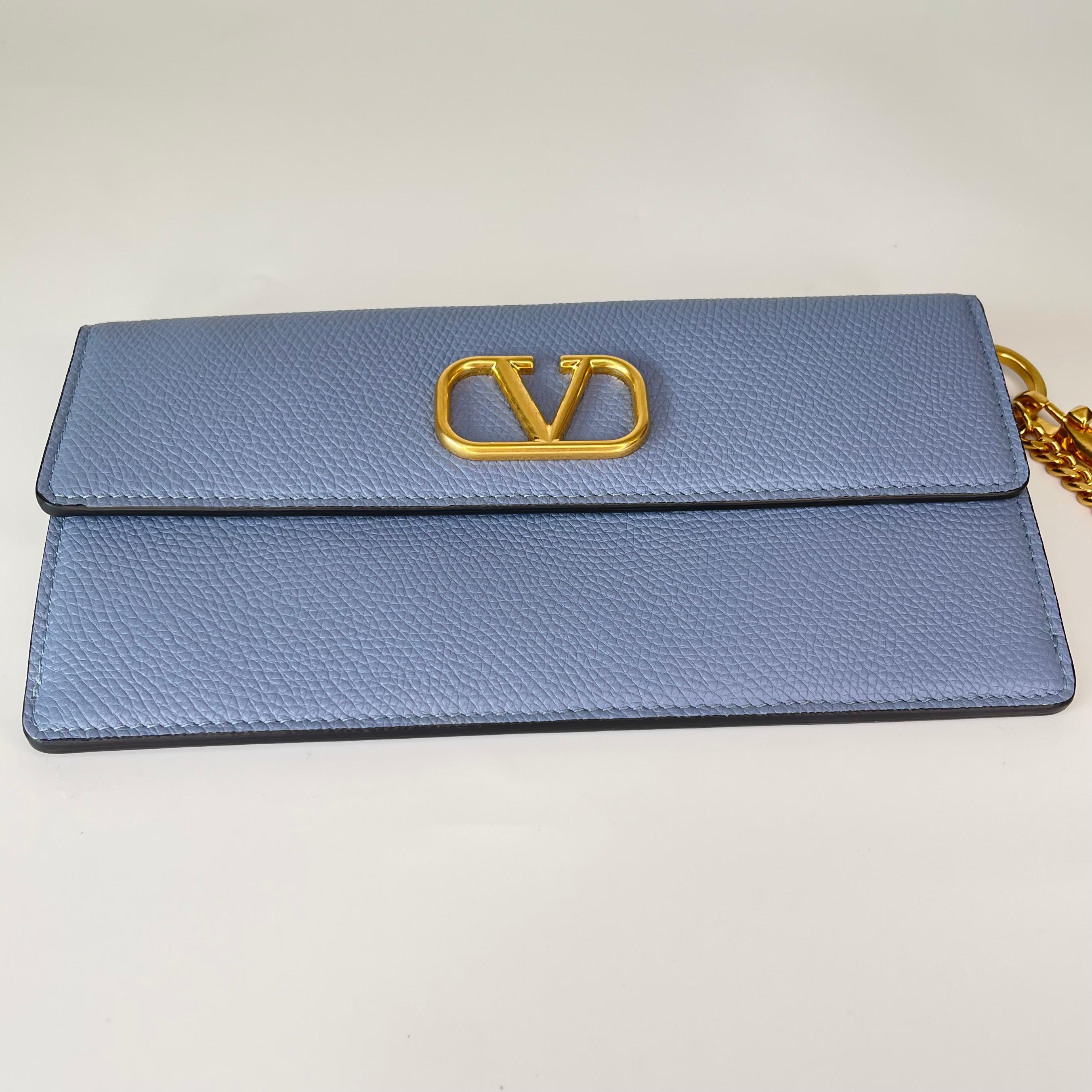 Valentino Valentino Garavani Vlogo Baby Blau Beutel mit Kette Brieftasche im Zustand „Hervorragend“ im Angebot in Montreal, Quebec