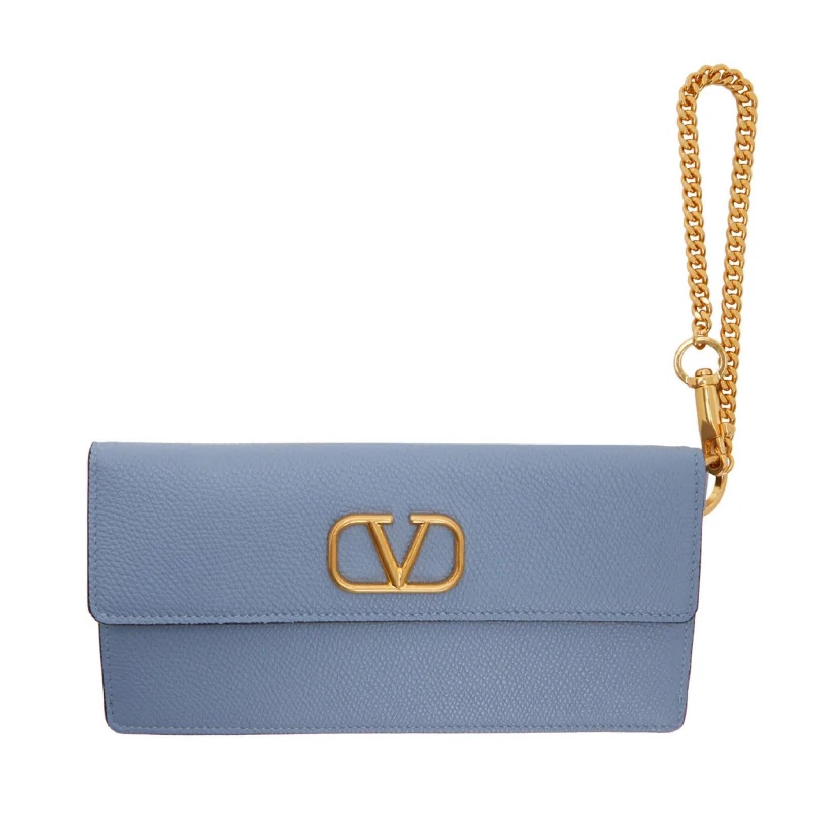 Valentino Garavani - Pochette bleu bébé avec logo et portefeuille à chaîne