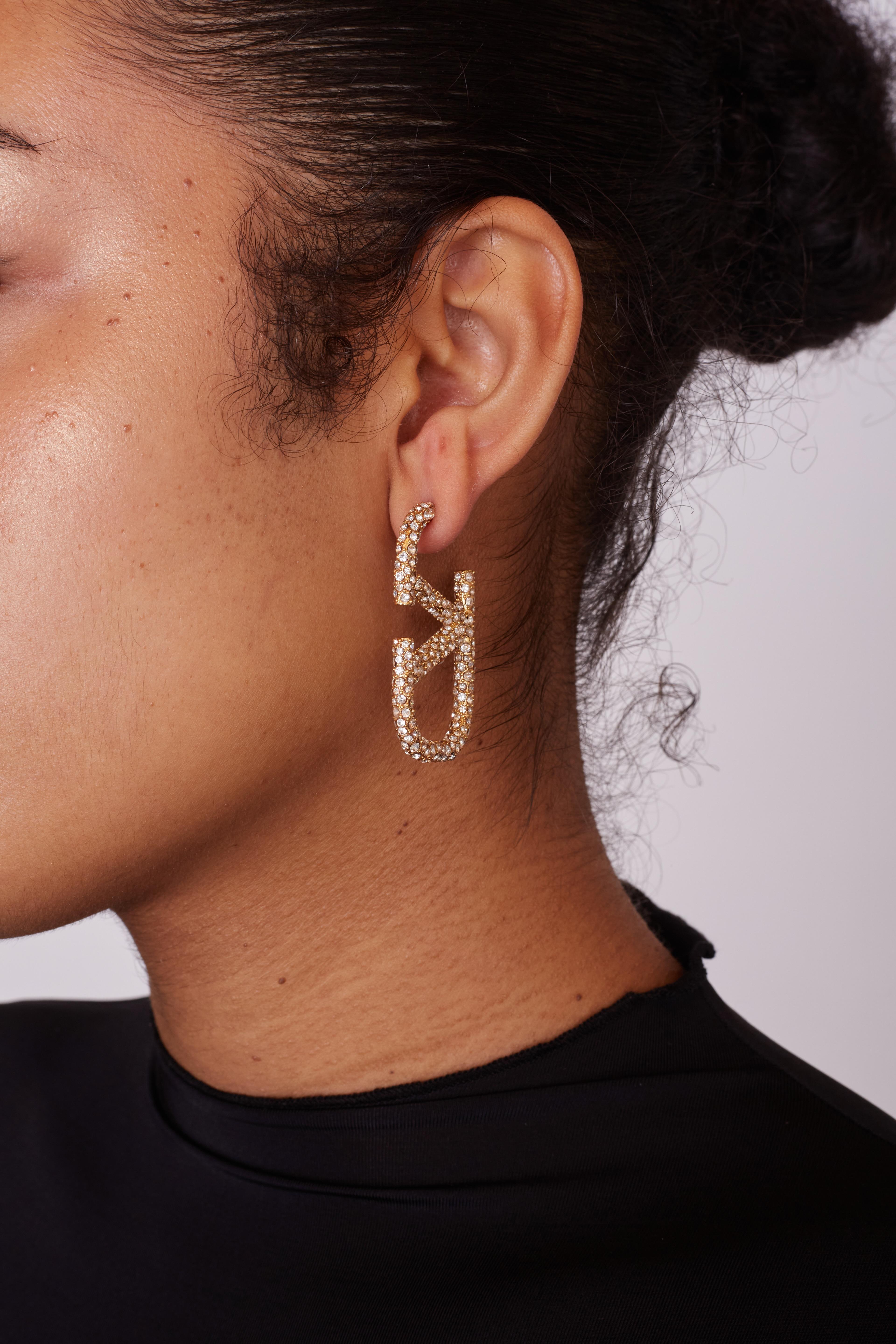 VALENTINO GARAVANI VLOGO SIGNATURE GOLD-TONE METAL CRYSTAL EARRINGS

The VLogo Signature earrings feature metal construction with strass and a gold-tone finish. Code, 2W2J0G04YCW_MH5.

Color: Gold tone
Material: metal with stress
Marks: brand