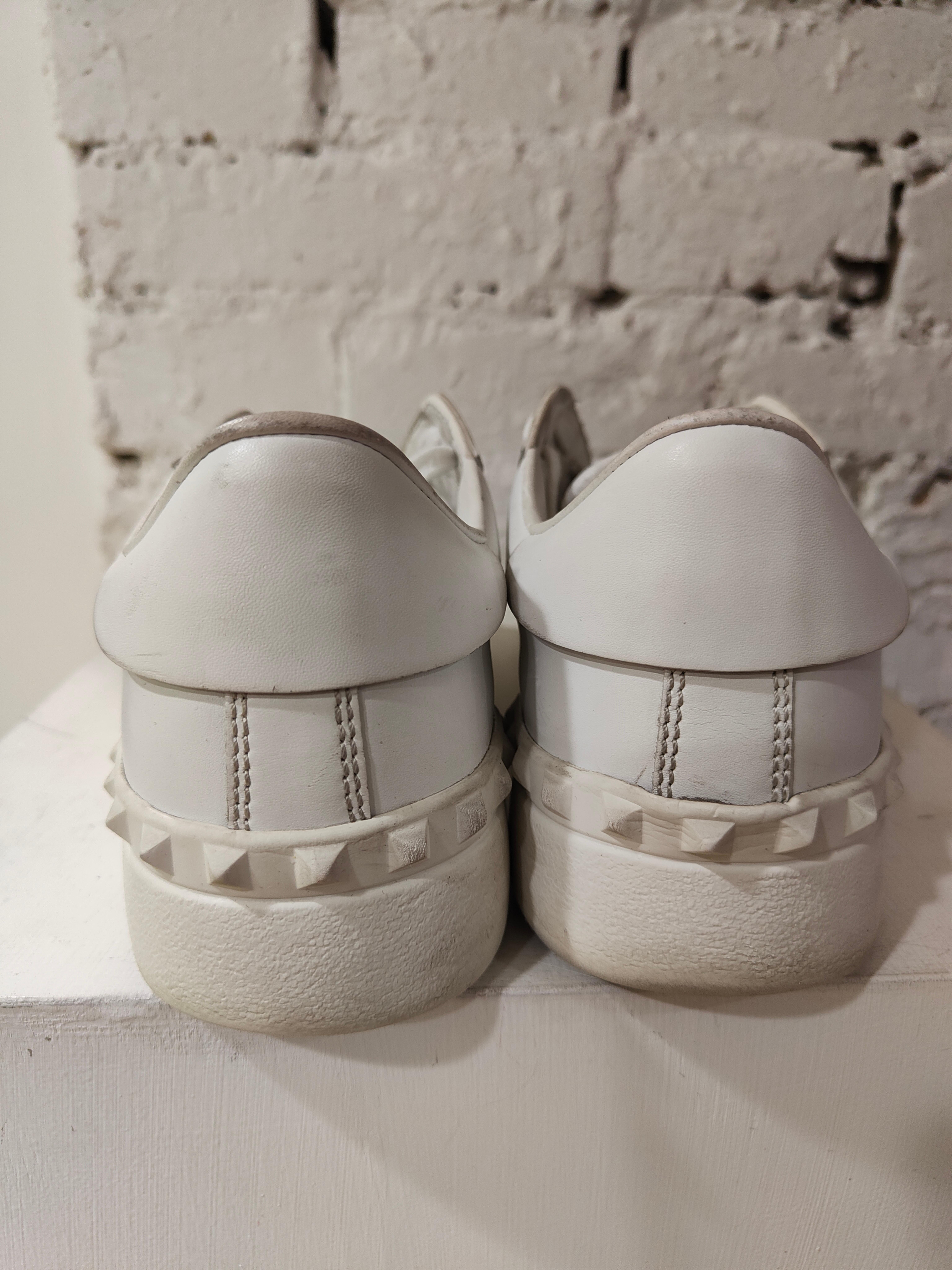 Gray Valentino Garavani white and gold leather studs sneakers For Sale