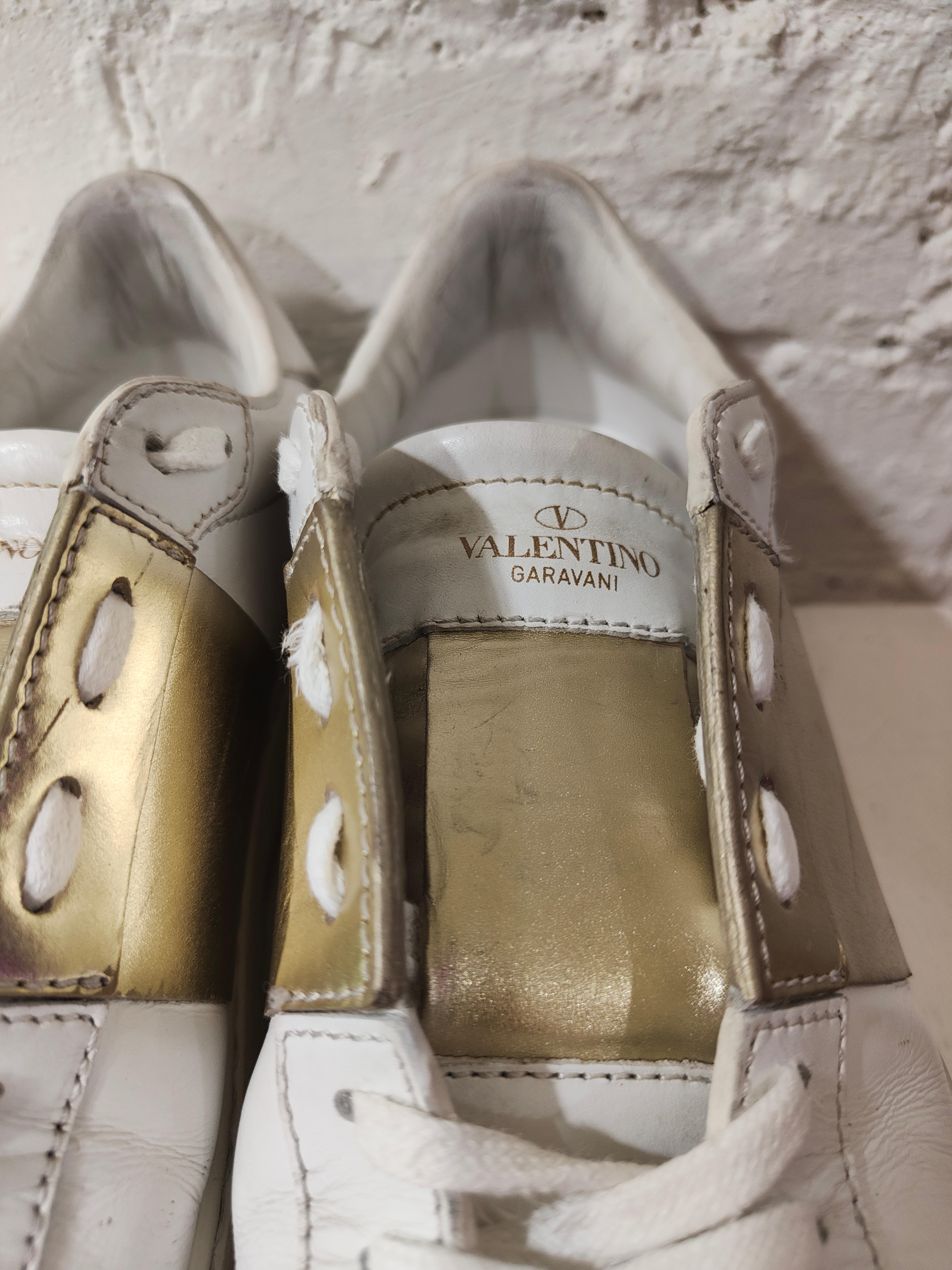 Valentino Garavani white and gold leather studs sneakers In Good Condition For Sale In Capri, IT