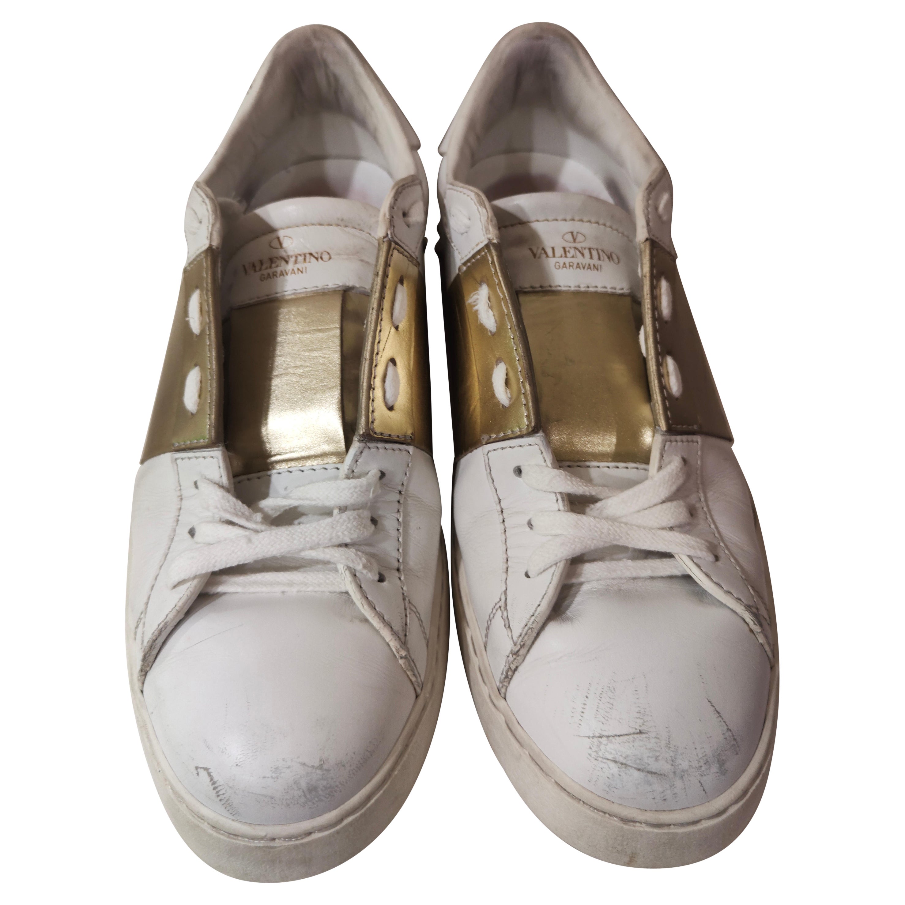 Valentino Garavani scarpe da ginnastica con borchie in pelle bianca e oro in vendita