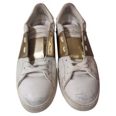 Valentino Garavani scarpe da ginnastica con borchie in pelle bianca e oro