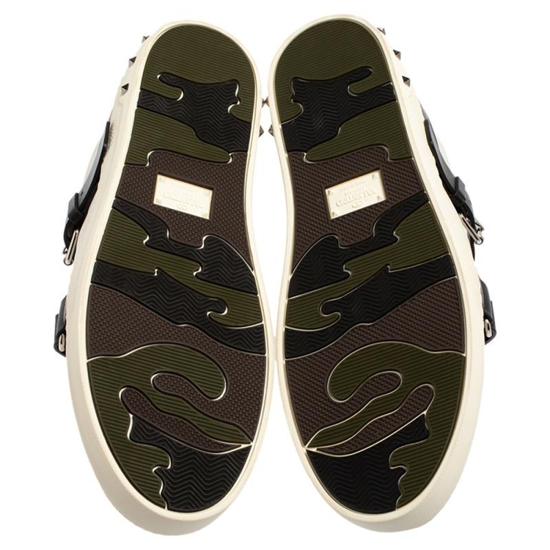 Valentino Garavani White/Black Leather Buckle Strap Rockstud Sneakers Size 40 In New Condition In Dubai, Al Qouz 2