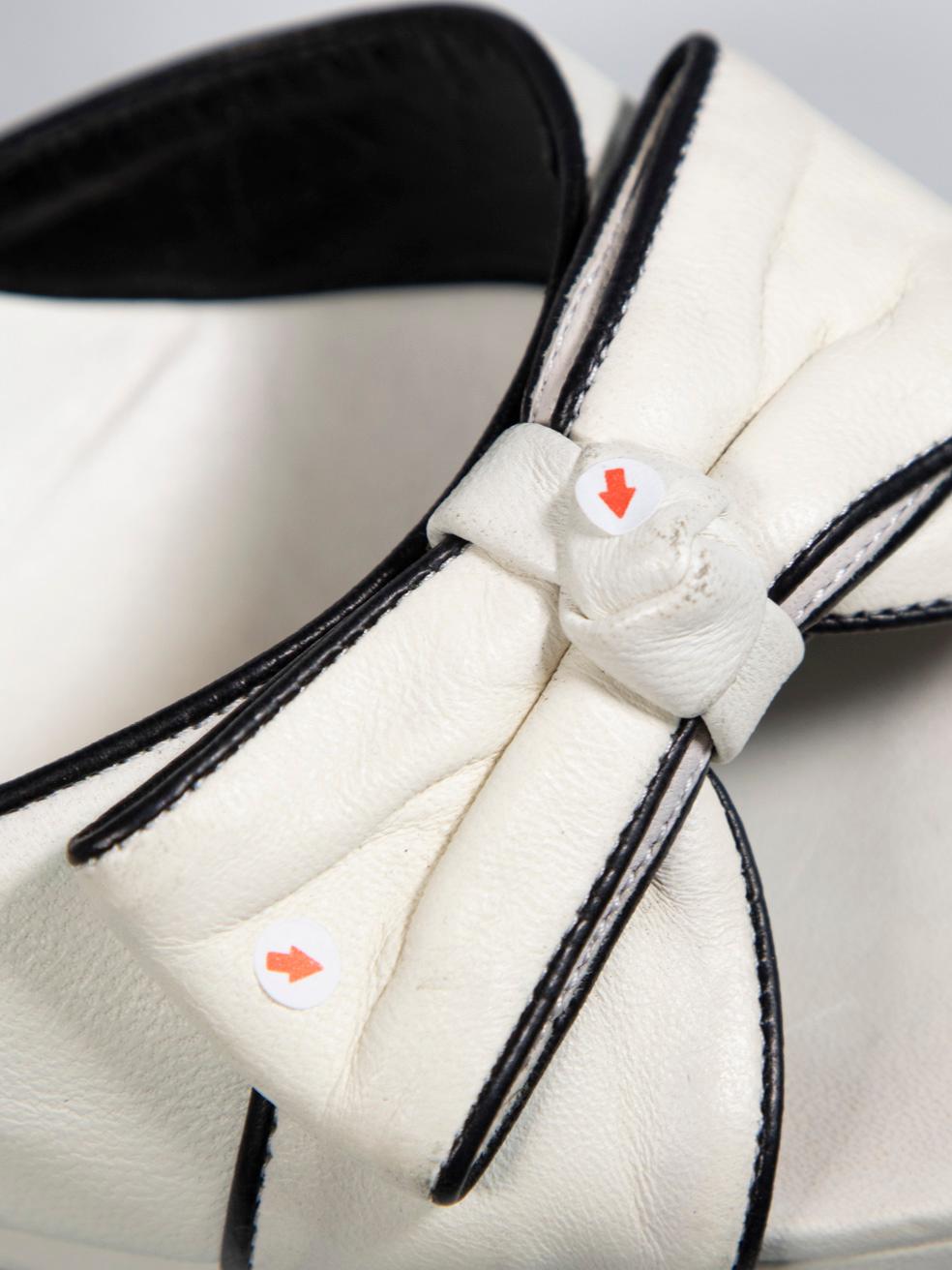 Valentino Garavani - Sandales à lanières en cuir blanc avec nœud, taille IT 41 en vente 5