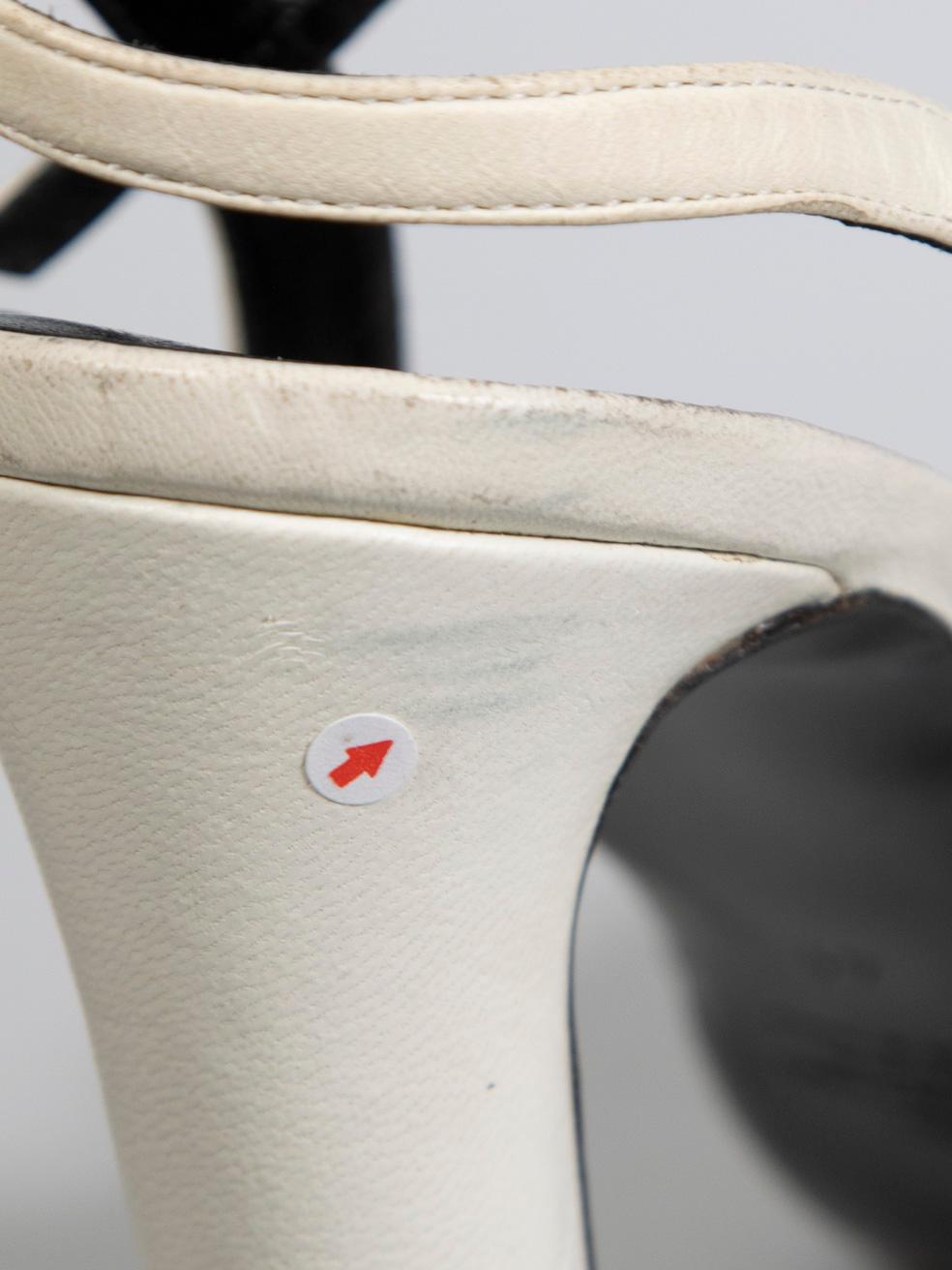 Valentino Garavani - Sandales à lanières en cuir blanc avec nœud, taille IT 41 en vente 3