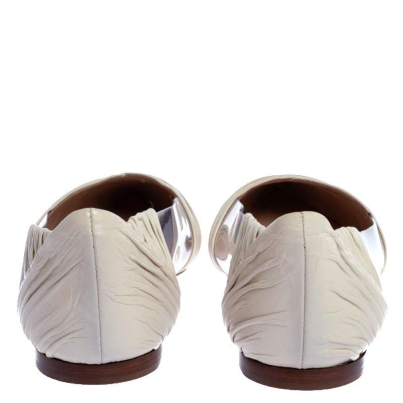 Valentino Garavani White PVC Pleated Leather Pointed Toe Ballet Flats Size 39.5 In Good Condition In Dubai, Al Qouz 2
