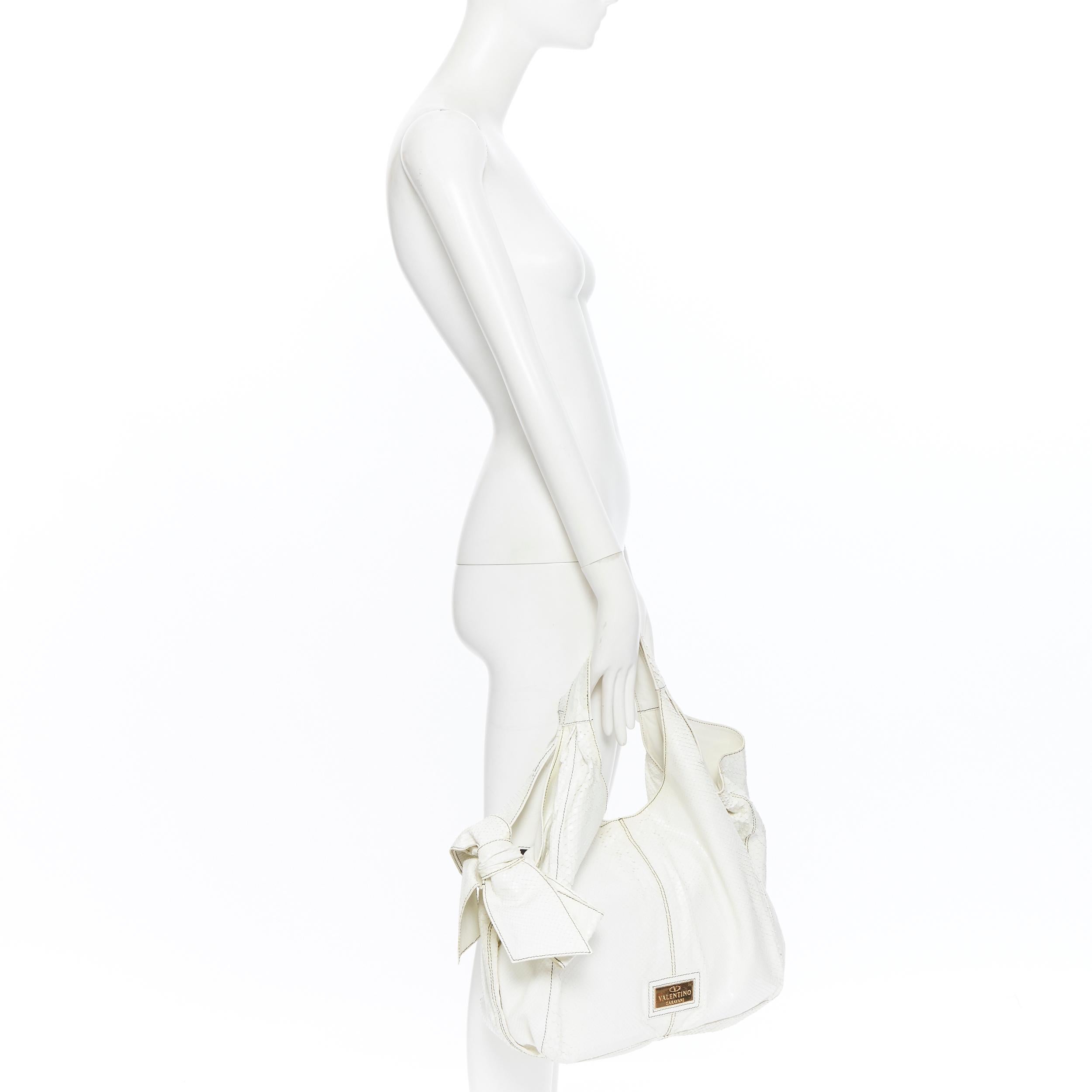 VALENTINO GARAVANI white scaled leather large box top handle large hobo bag
Brand: Valentino
Model Name / Style: Tote bag
Material: Leather; scaled leather
Color: White
Pattern: Solid
Extra Detail: Shoulder Strap.
Made in: Italy

CONDITION: