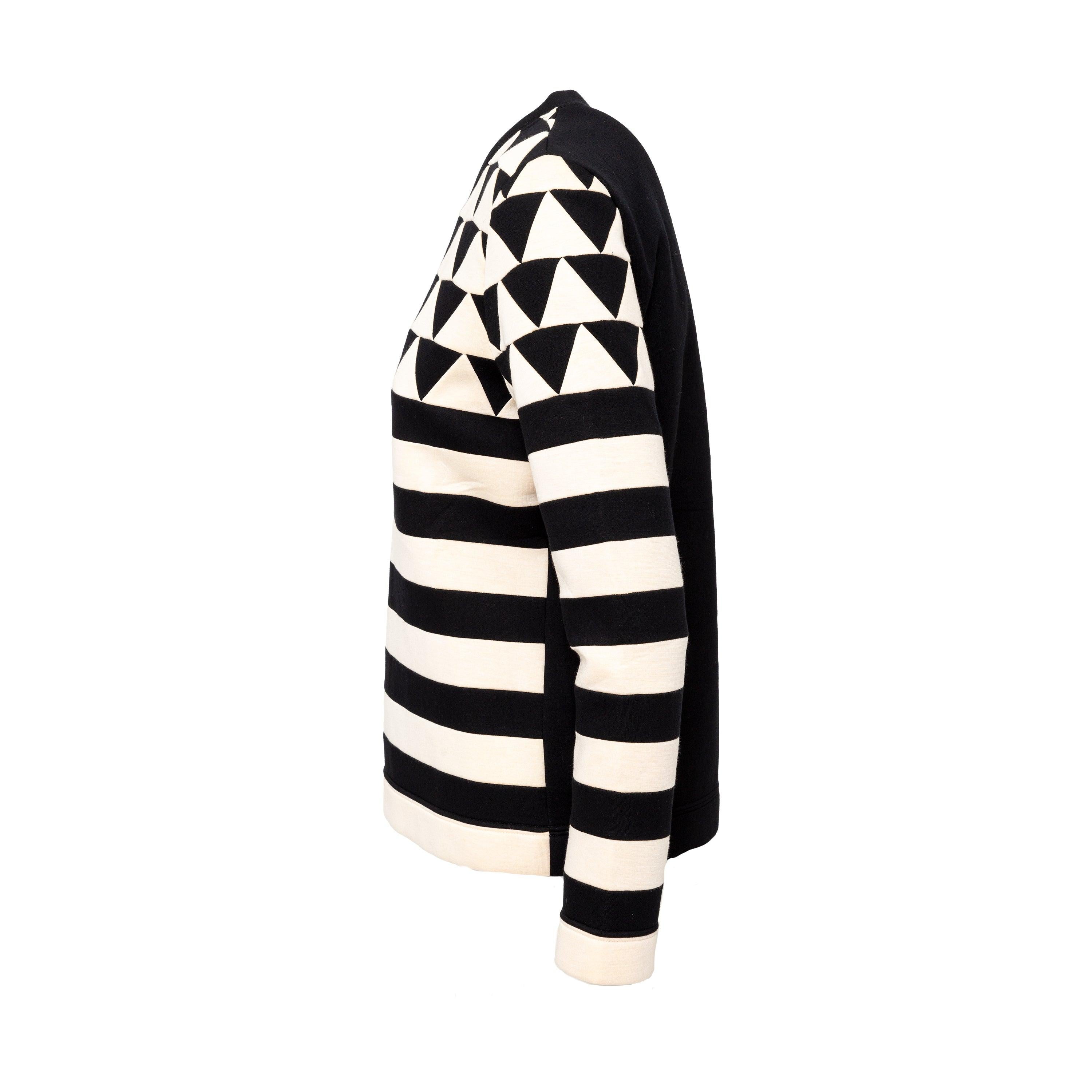 Ce sweat-shirt en jacquard Valentino est confectionné avec du modal doux et un padding en polyuréthane pour un confort ultime. Il présente une teinte monochrome intemporelle et un motif géométrique unique. Il est doté de manches longues et d'un col