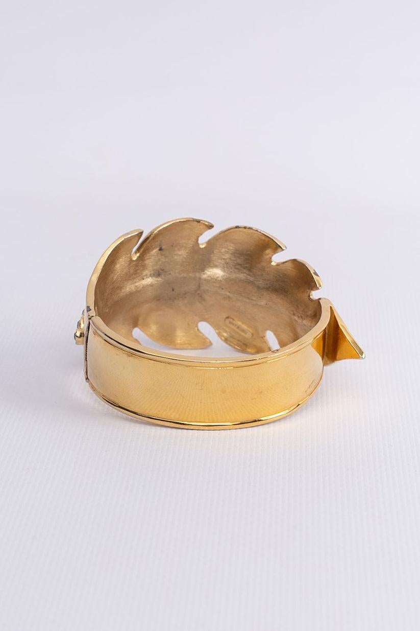 Valentino - Bracelet manchette en métal doré Excellent état - En vente à SAINT-OUEN-SUR-SEINE, FR