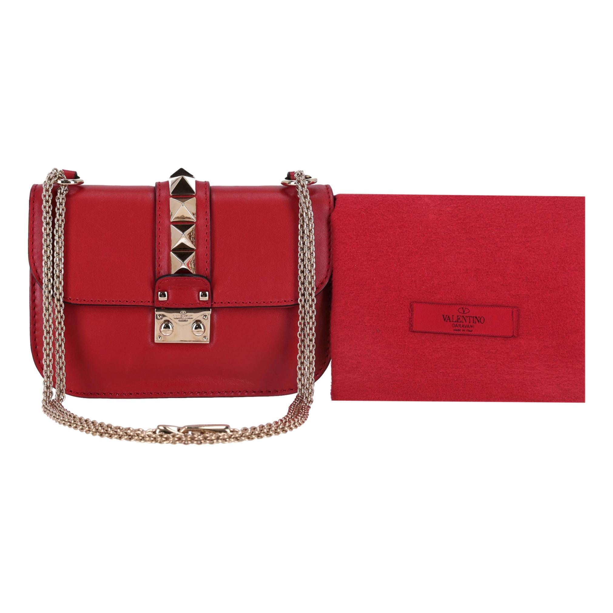 Borsa a tracolla in pelle Glam Lock Rockstud di Valentino

Borsa rossa realizzata in pelle di vitello liscia.

Progettata con hardware dorato e borchie a piramide Rockstud di Valentino sulla patta frontale e chiusura push-lock con tracolla a