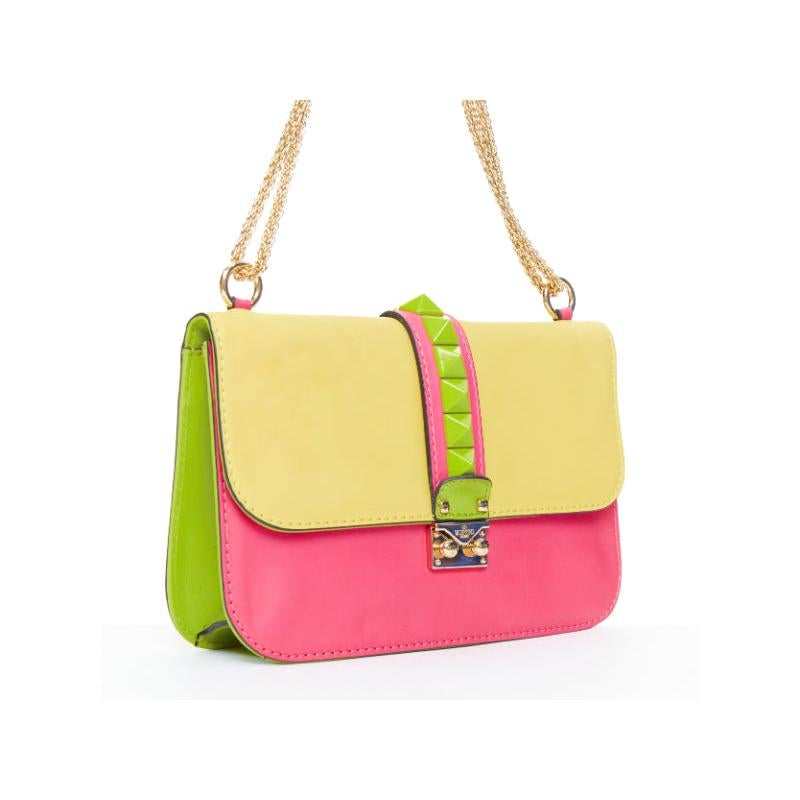 VALENTINO Glam Lock jaune vert rose pop Rockstud sac à main en cuir avec fermeture à rabat et chaîne
Référence : MECG/A00227
Marque : Valentino
Modèle : Sac à bandoulière Glam Lock.
MATERIAL : Cuir
Couleur : jaune, rose
Motif : Solide
Fermeture :