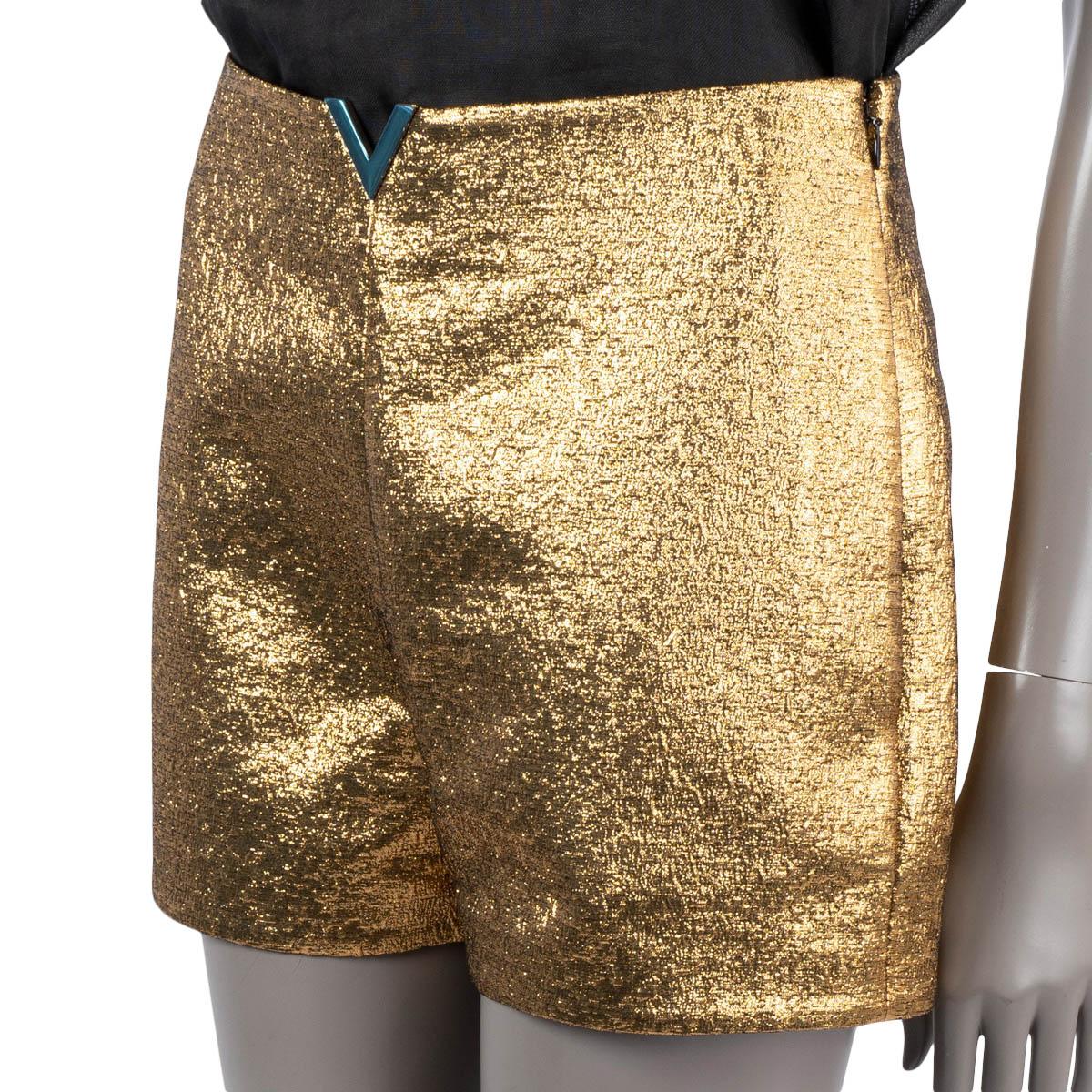 VALENTINO gold 2021 VLOGO LAME Shorts Pants 42 M In Excellent Condition For Sale In Zürich, CH