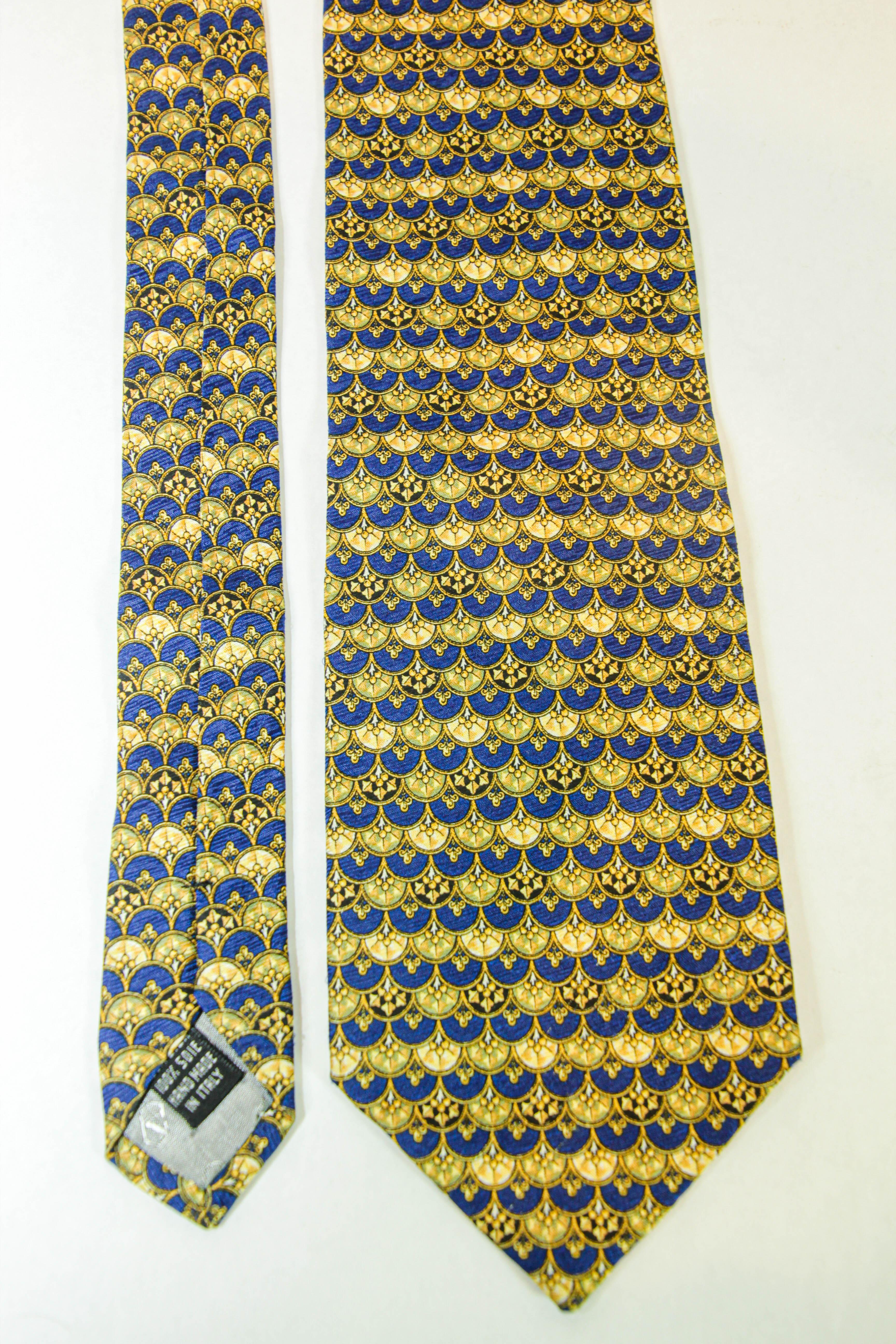 Valentino silk necktie, most likely made in the 1990s. In excellent preowned condition with minimal signs of prior wear. 
Tagged VALENTINO HANDMADE IN ITALY.
Excellent condition, 100% silk hand made in Italy.
Gorgeous necktie comes in gold and blue