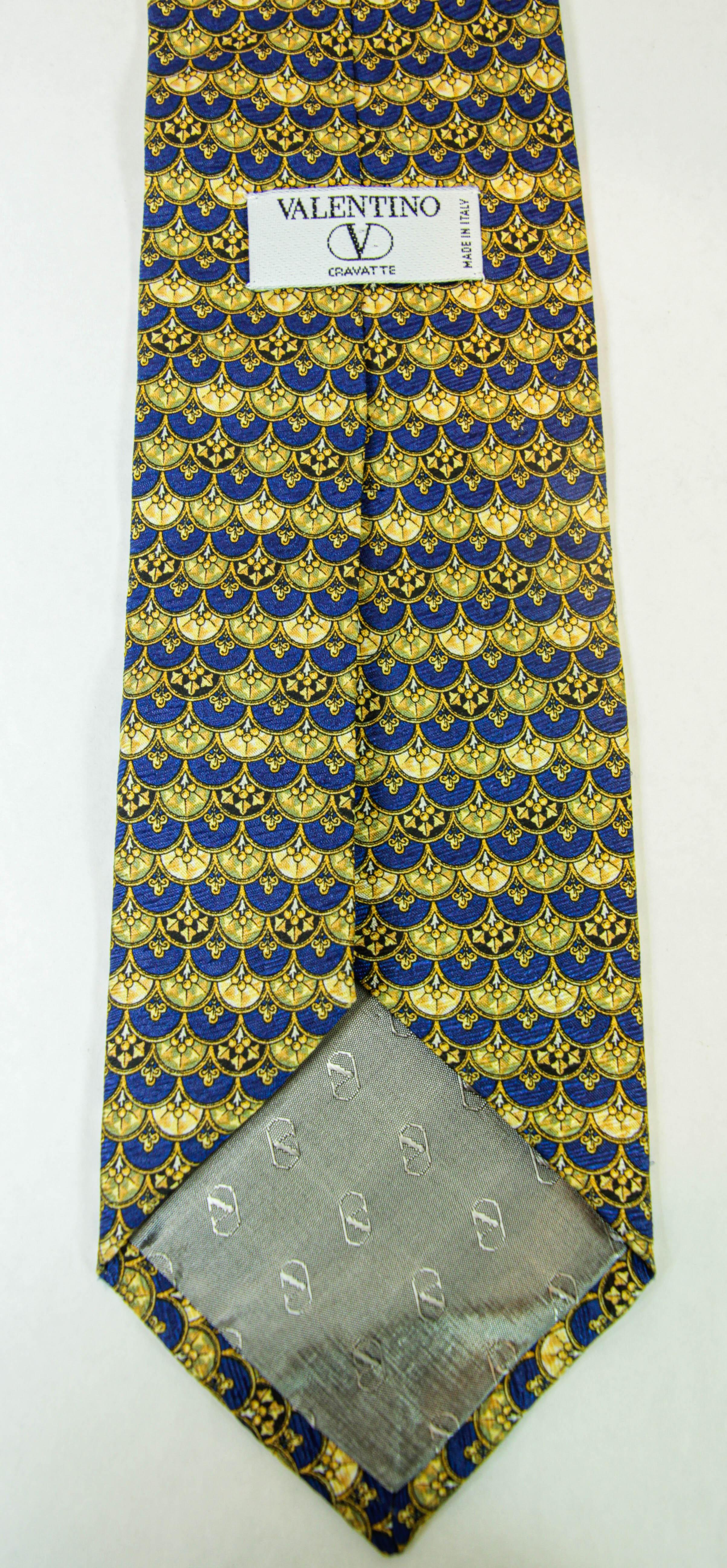 VALENTINO Gold and Blue Silk Necktie Made in Italy In Good Condition For Sale In North Hollywood, CA