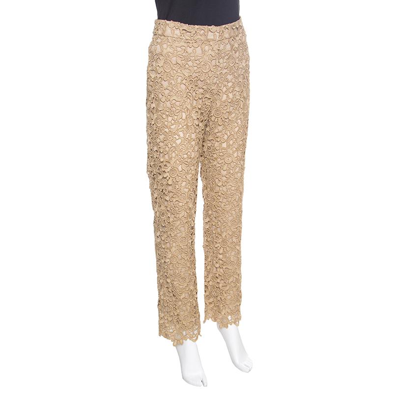 You are sure to make an impression when you step out wearing these gorgeous pants from Valentino. The gold pants are crafted from a cotton blend and feature an embroidered floral lace pattern all over them They flaunt scalloped hems and will lend