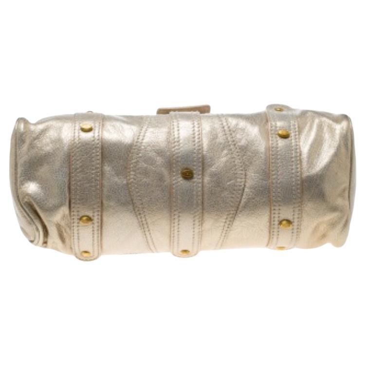 Diese Crystal Catch Schultertasche von Valentino ist auf jeden Fall einen Kauf wert. Sie ist aus goldfarbenem Leder gefertigt und mit goldfarbenen Beschlägen verziert. Sie hat zwei Griffe und die Innenseiten sind perfekt dimensioniert, um alles