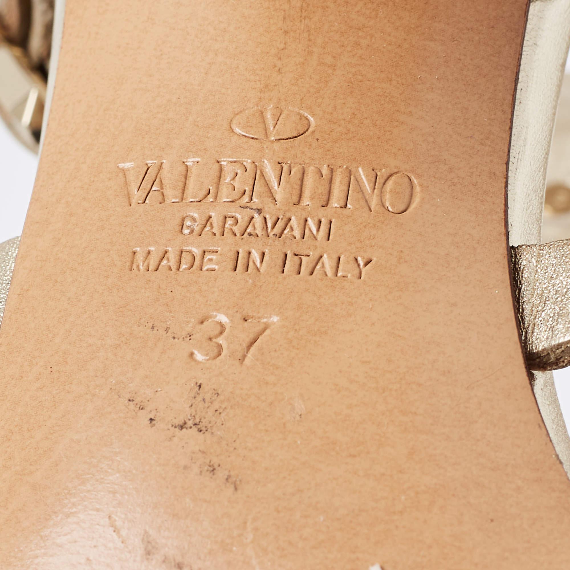 Valentino - Sandales à lanières Rockstud en cuir doré, taille 37 en vente 2