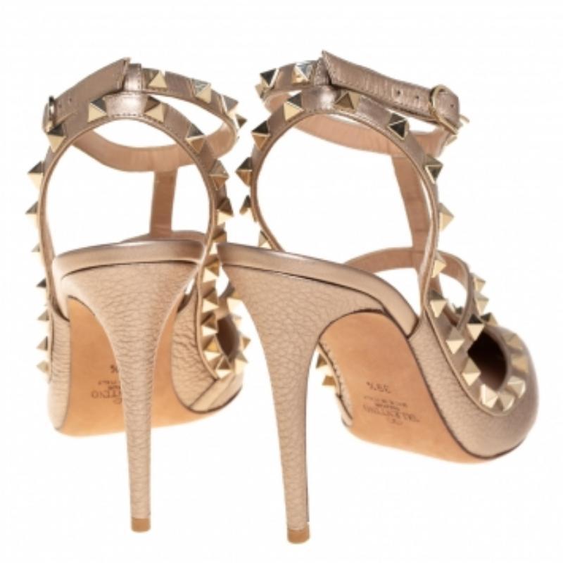 Valentino Gold Leather Rockstud  Ankle Strap Sandals Size 39.5 In Good Condition For Sale In Dubai, Al Qouz 2
