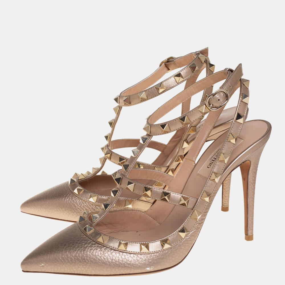 Valentino Gold Leather Rockstud Ankle Strap Sandals Size 39.5 In Good Condition For Sale In Dubai, Al Qouz 2