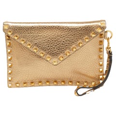 Valentino pochette enveloppe Rockstud en cuir doré