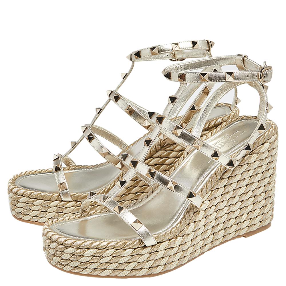 Valentino Gold Leather Rockstud Rope Wedge Sandals Size 39 In New Condition In Dubai, Al Qouz 2