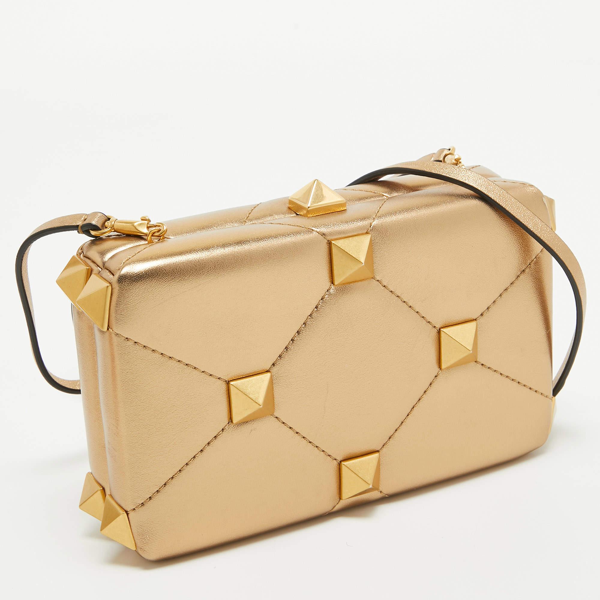 Valentino Gold Leather Roman Stud Clutch In Good Condition In Dubai, Al Qouz 2