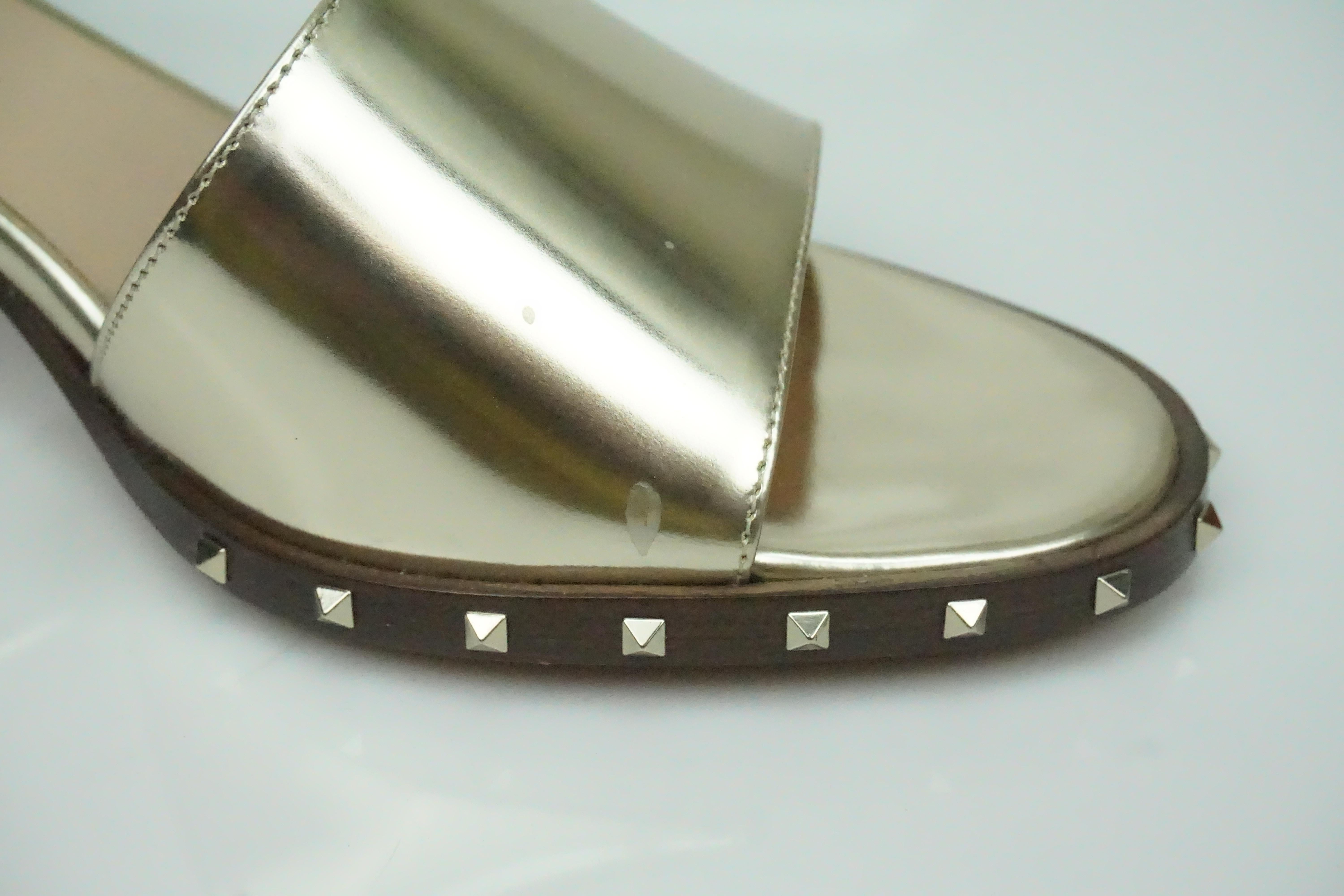 Brown Valentino Gold Leather Soul Rockstud Ankle Strap Block Heel - 36.5 For Sale