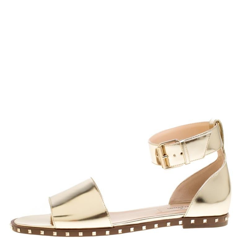 Elegant and feminine, this pair from Valentino inspires the most gladsome reactions. The gold leather sandals are well-crafted, and they are beautified with adjustable ankle straps and Rockstud detailing. Comfortable insoles and tough outsoles