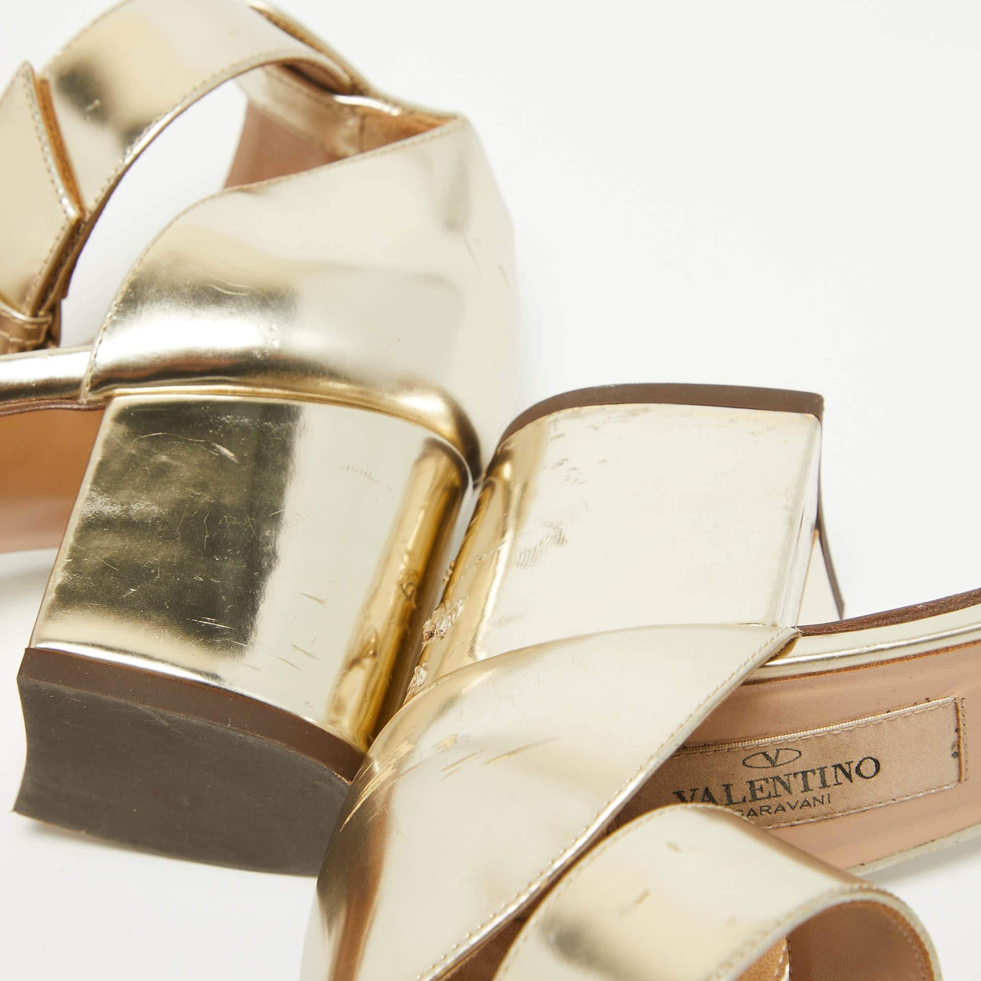 Valentino Gold Leather Soul Rockstud Ankle Strap Sandals Size 38 For Sale 2