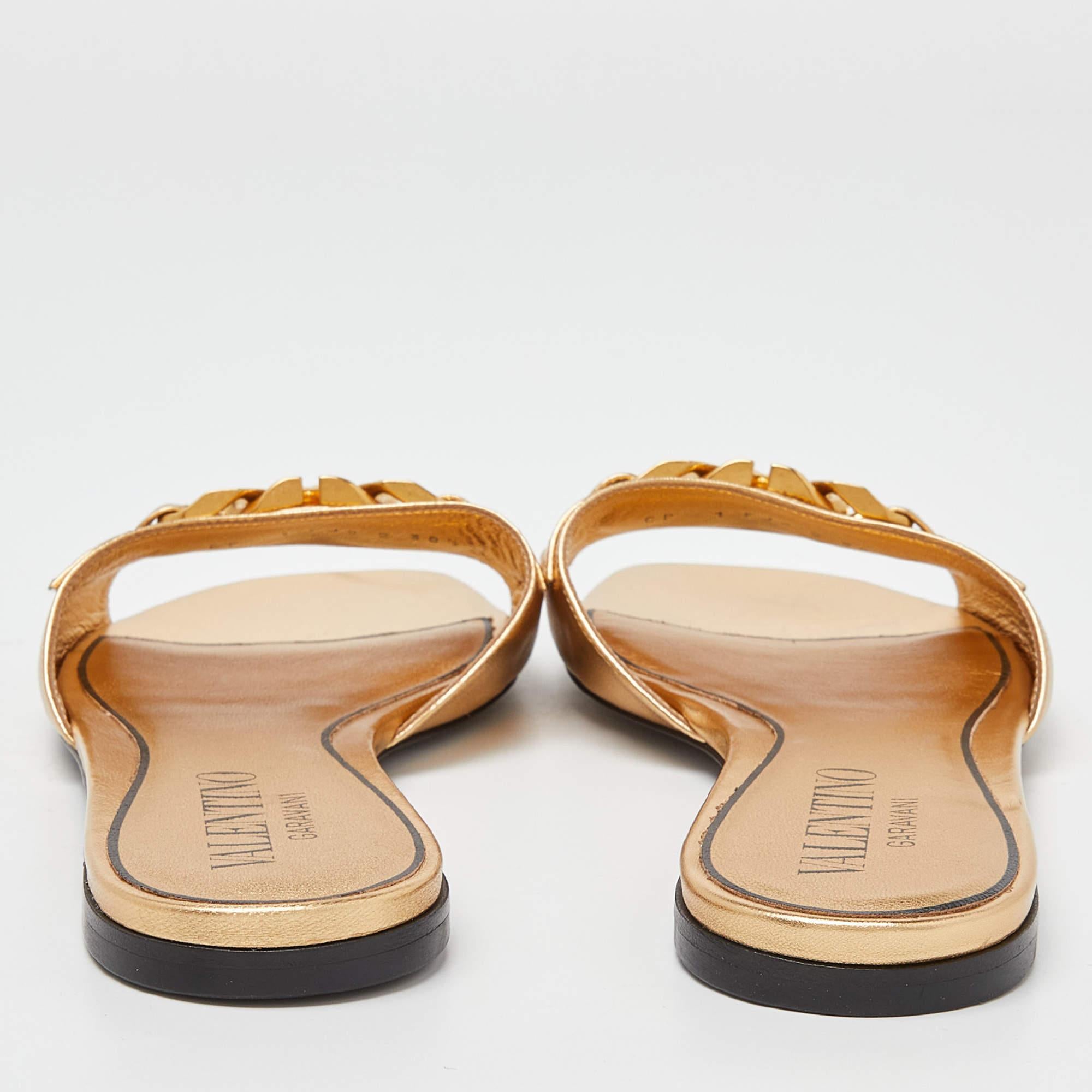 Frame your feet with these Valentino gold flat sandals. Created using the best materials, the flats are perfect with short, midi, and maxi hemlines.

