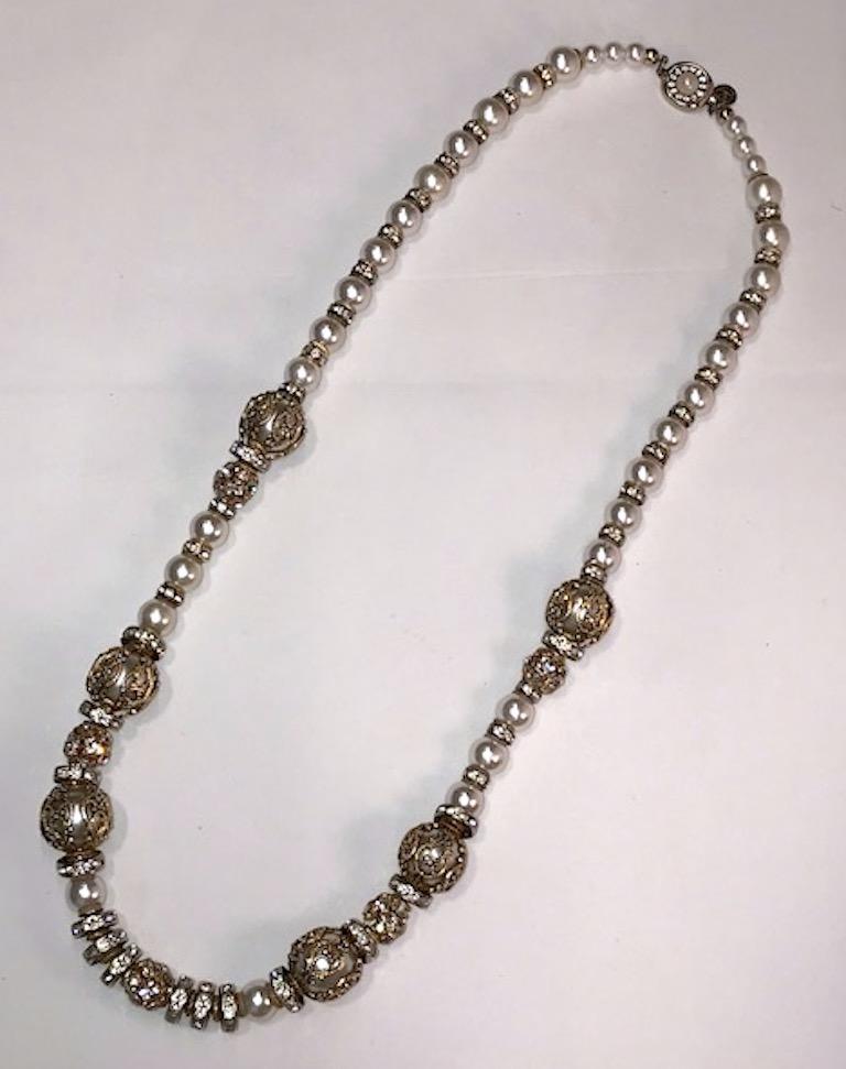 An early elegant Valentino faux pearl necklace from the 1980s. The pearls are glass interior and the necklace is a nice weight. Three pearls of 7 mm at the ends. The rest of the necklace is pearls of 11 mm with the exception of 6 large pearls in an