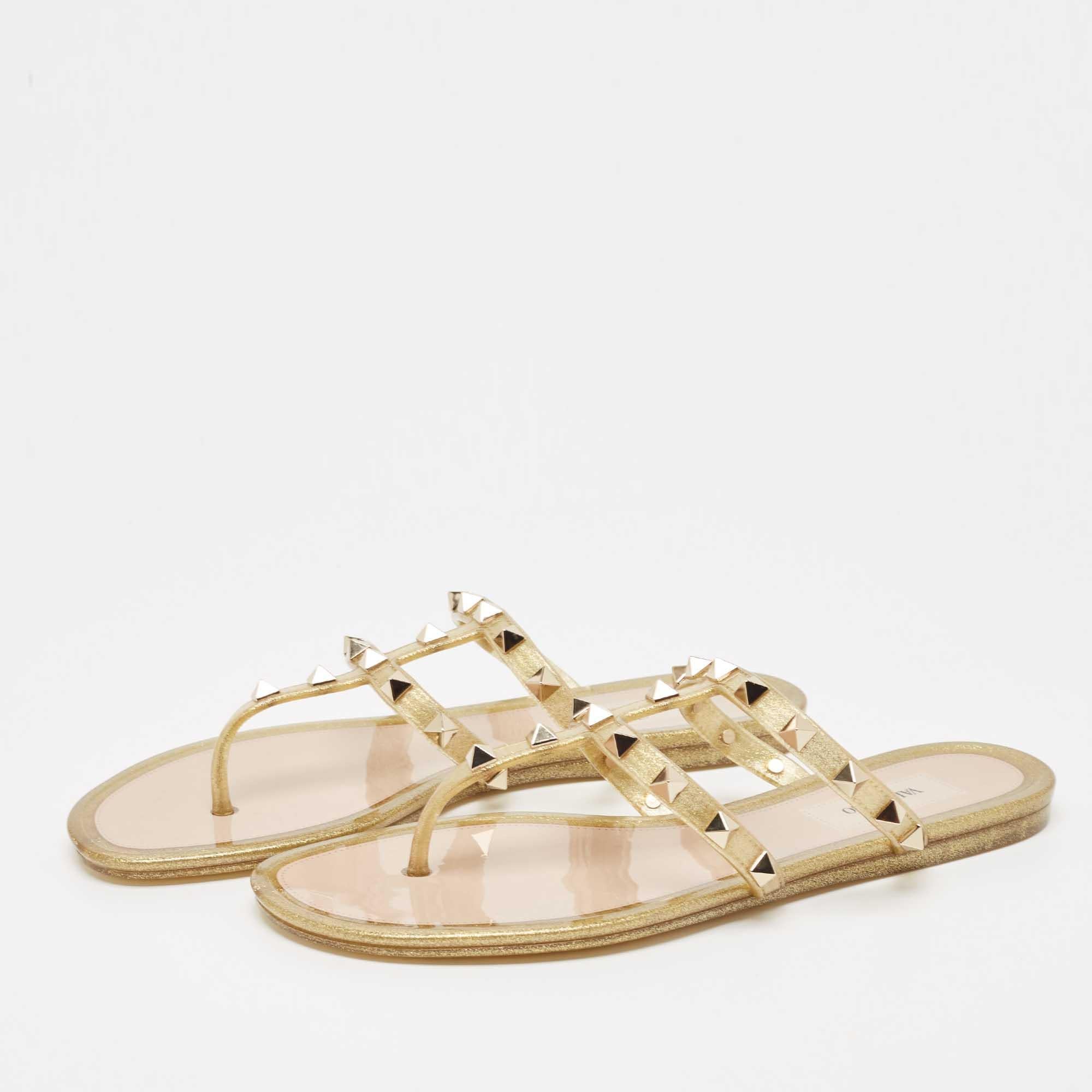 Frame your feet with these designer flat sandals. Created using the best materials, the flats are perfect with short, midi, and maxi hemlines.

