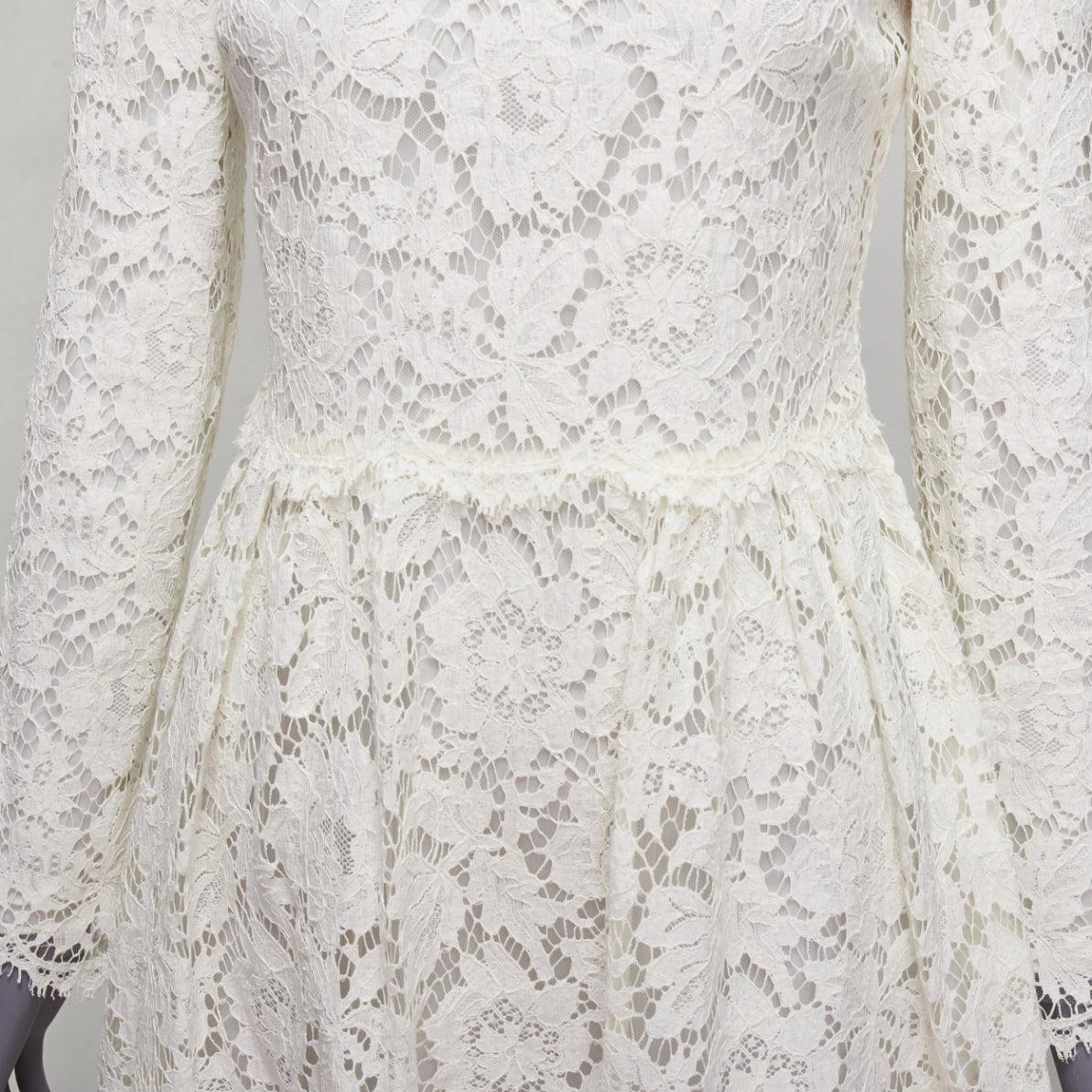 Valentino, abito da sposa in pizzo crema con collo ricamato e paillettes dorate in vendita 2