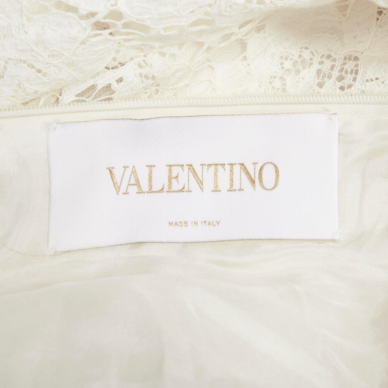 Valentino, abito da sposa in pizzo crema con collo ricamato e paillettes dorate in vendita 3