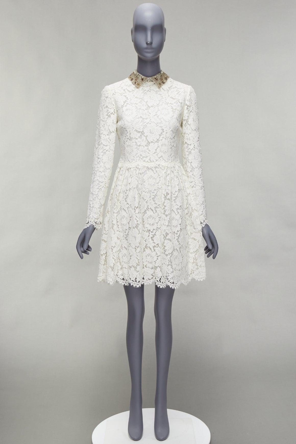 Valentino, abito da sposa in pizzo crema con collo ricamato e paillettes dorate in vendita 4