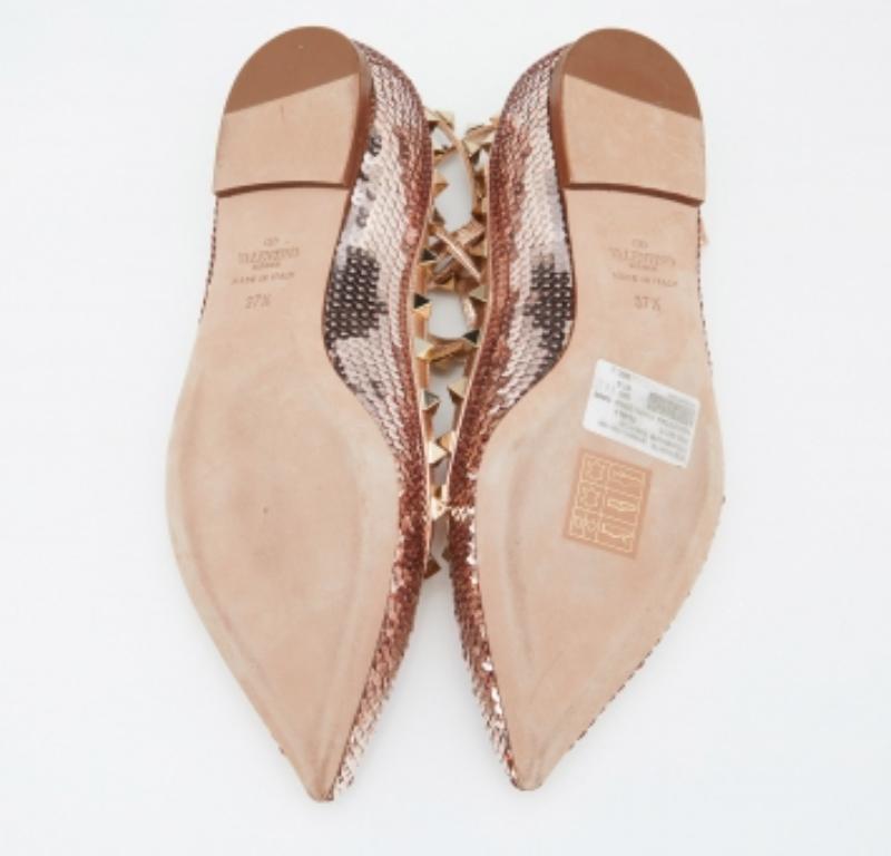 Complétez votre look en ajoutant ces ballerines de créateur à votre collection de chaussures de tous les jours. Ils sont fabriqués avec soin pour garantir un ajustement et un style parfaits.