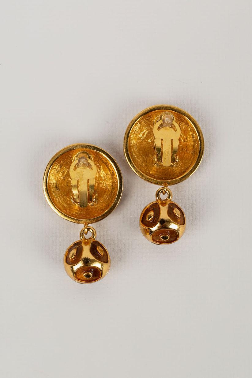 Valentino -Golden enamelled metal clip earrings.

Additional information:
Dimensions: 5 H cm
Condition: Very good condition
Seller Ref number: BO325