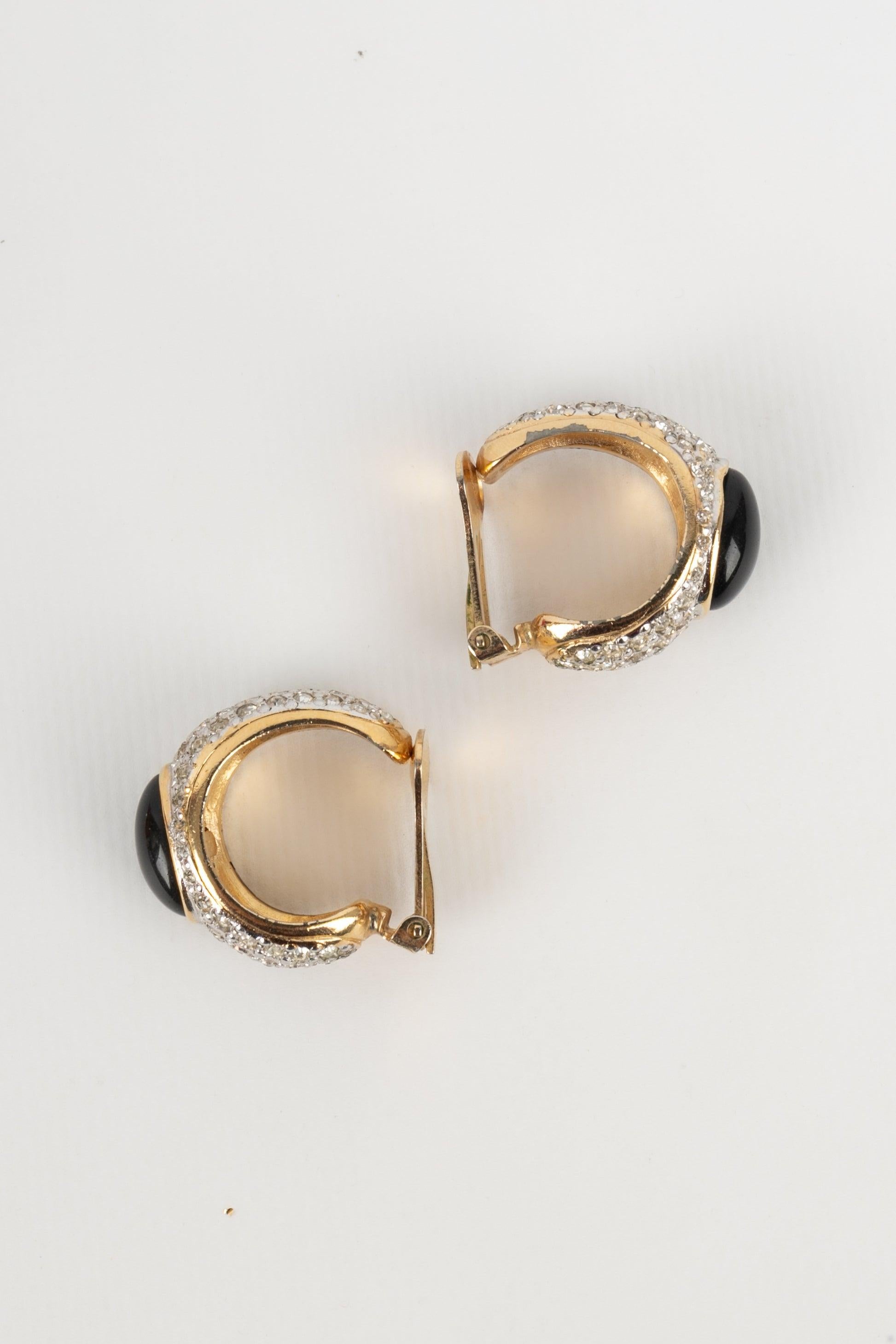 Valentino Golden Metal Clip-On Earrings Ornamented with Rhinestones In Excellent Condition In SAINT-OUEN-SUR-SEINE, FR