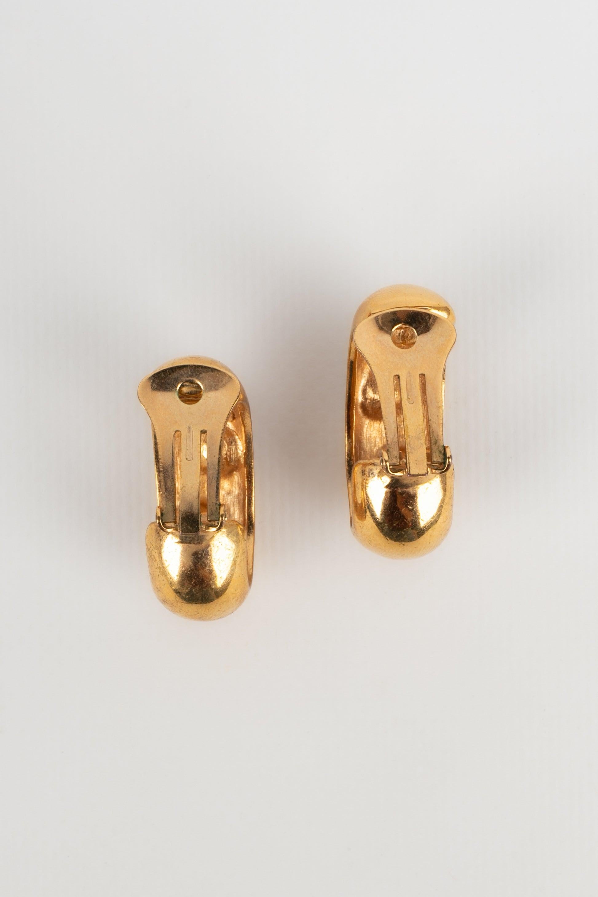 Valentino Golden Metal Clip-On Earrings Ornamented with Three Rhinestones In Excellent Condition In SAINT-OUEN-SUR-SEINE, FR