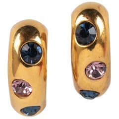 Orecchini a clip in metallo dorato con tre strass di Valentino