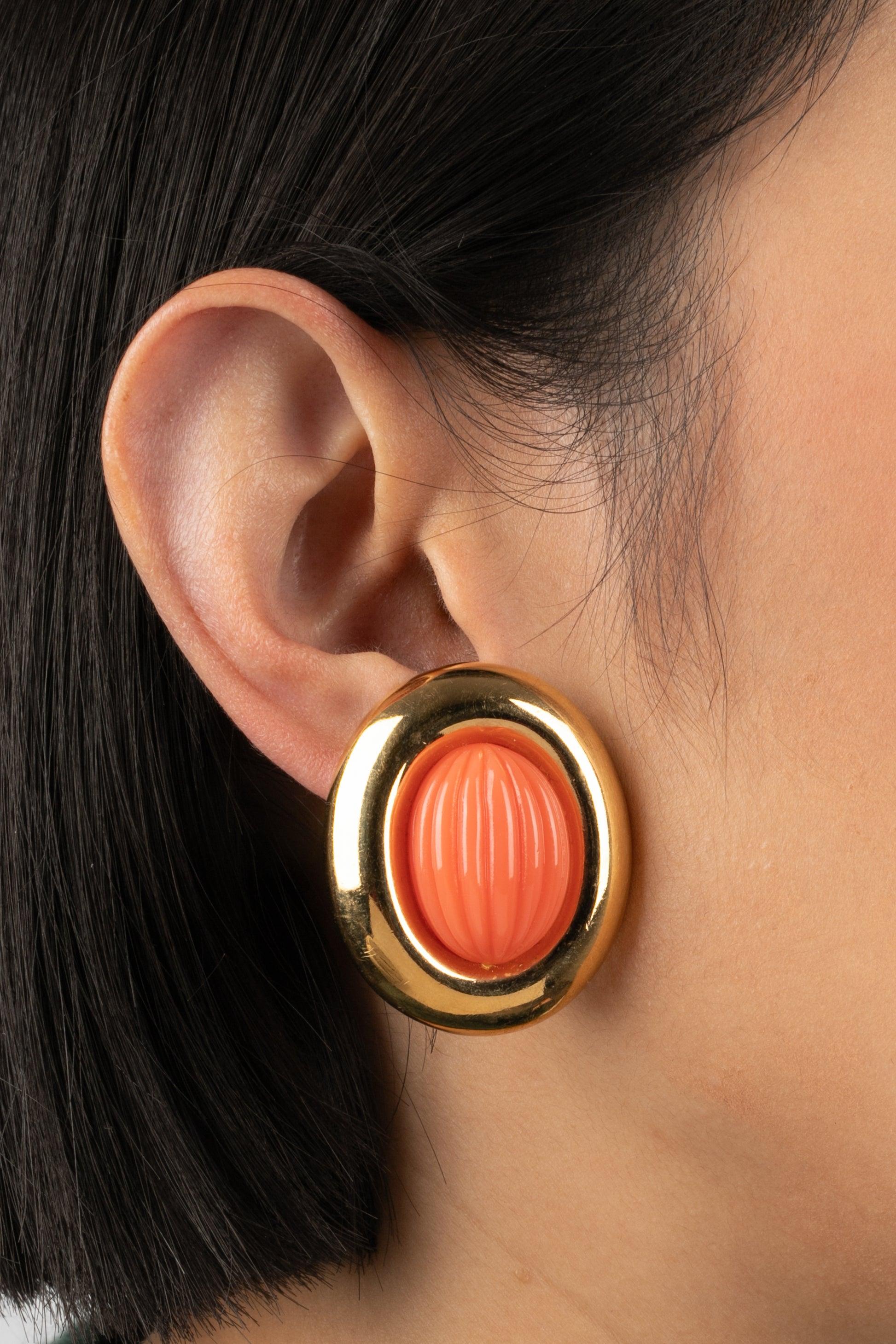 Valentino - Golden metal clip-on earrings with resin cabochons.

Additional information:
Condition: Very good condition
Dimensions: Height: 4 cm

Seller Reference: BO120
