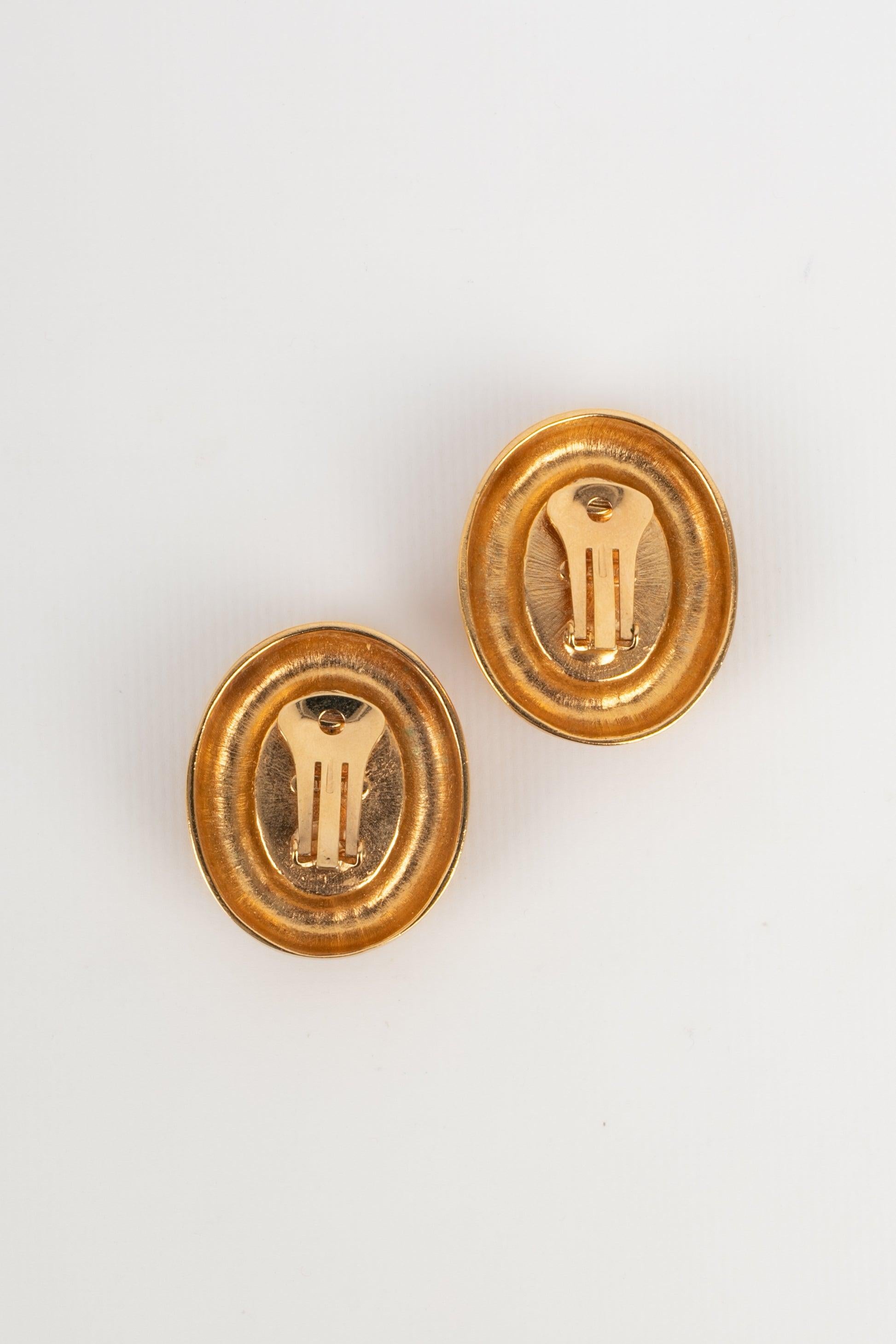 Valentino Golden Metal Clip-On Earrings with Resin Cabochons In Excellent Condition For Sale In SAINT-OUEN-SUR-SEINE, FR