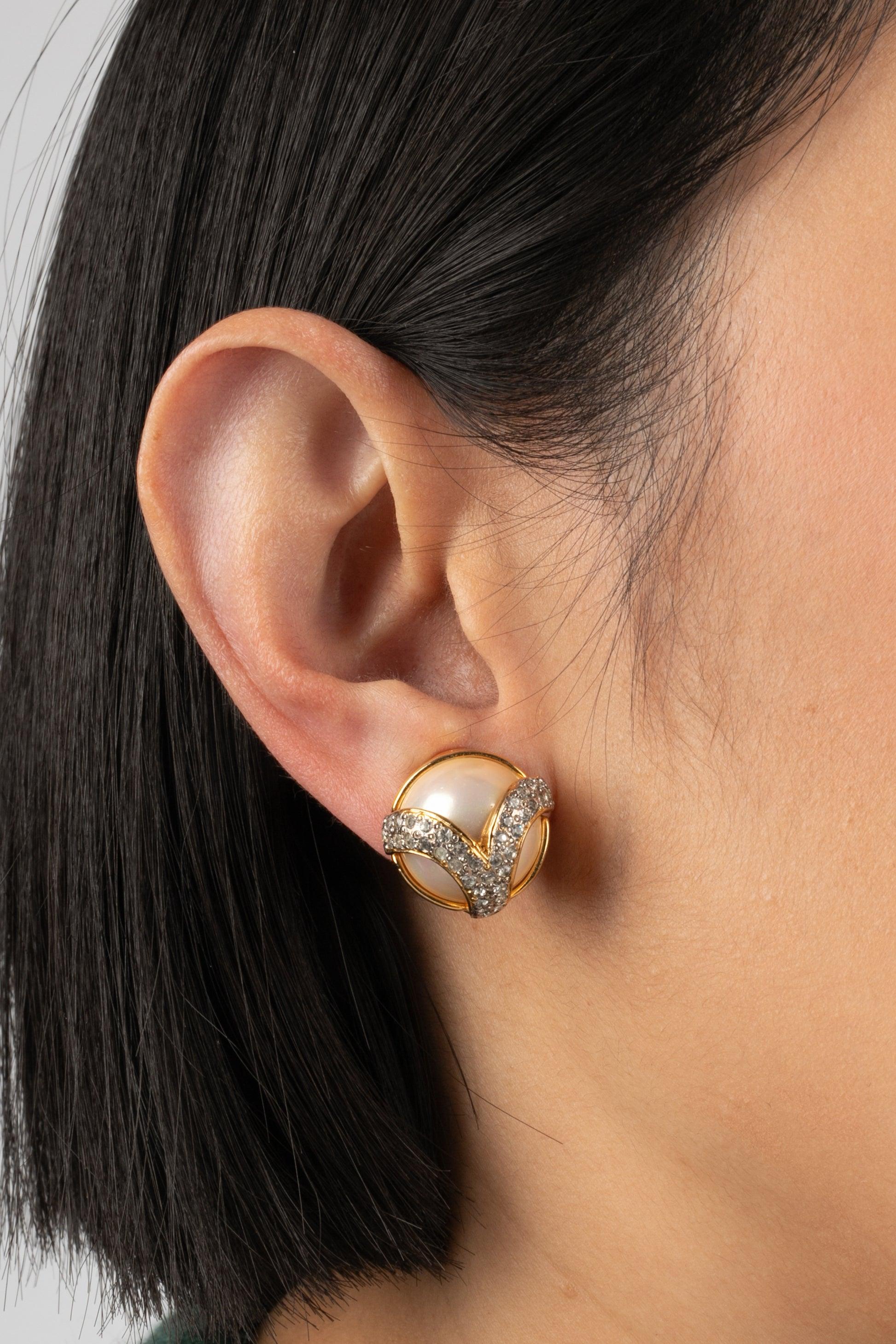 Valentino - Goldene Ohrringe aus Metall mit Strasssteinen und Perlencabochons.

Zusätzliche Informationen:
Zustand: Sehr guter Zustand
Abmessungen: Durchmesser: 1,7 cm

Referenz des Sellers: BO138
