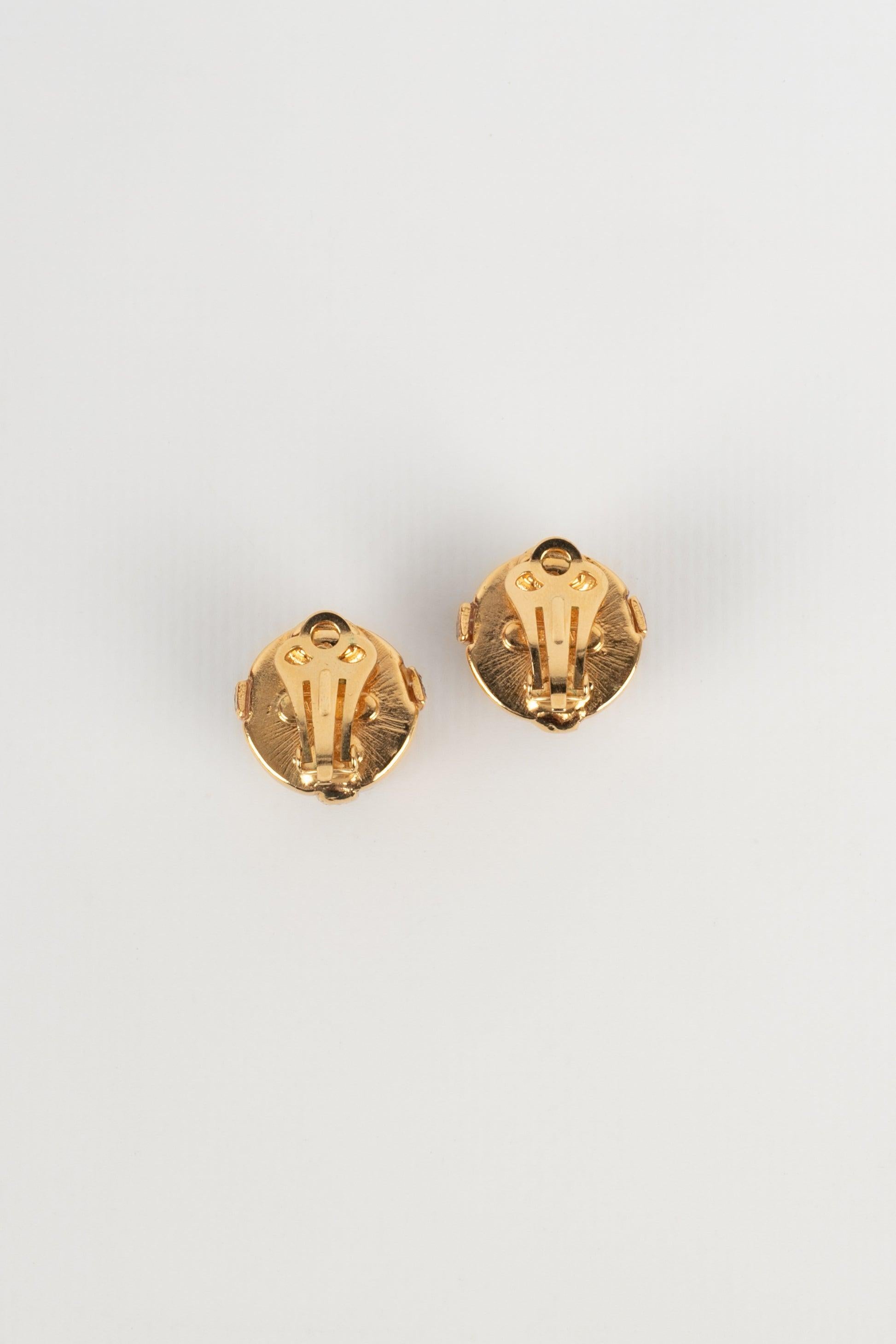 Valentino Golden Metal Clip-On Earrings with Rhinestones and Pearly Cabochons In Excellent Condition For Sale In SAINT-OUEN-SUR-SEINE, FR