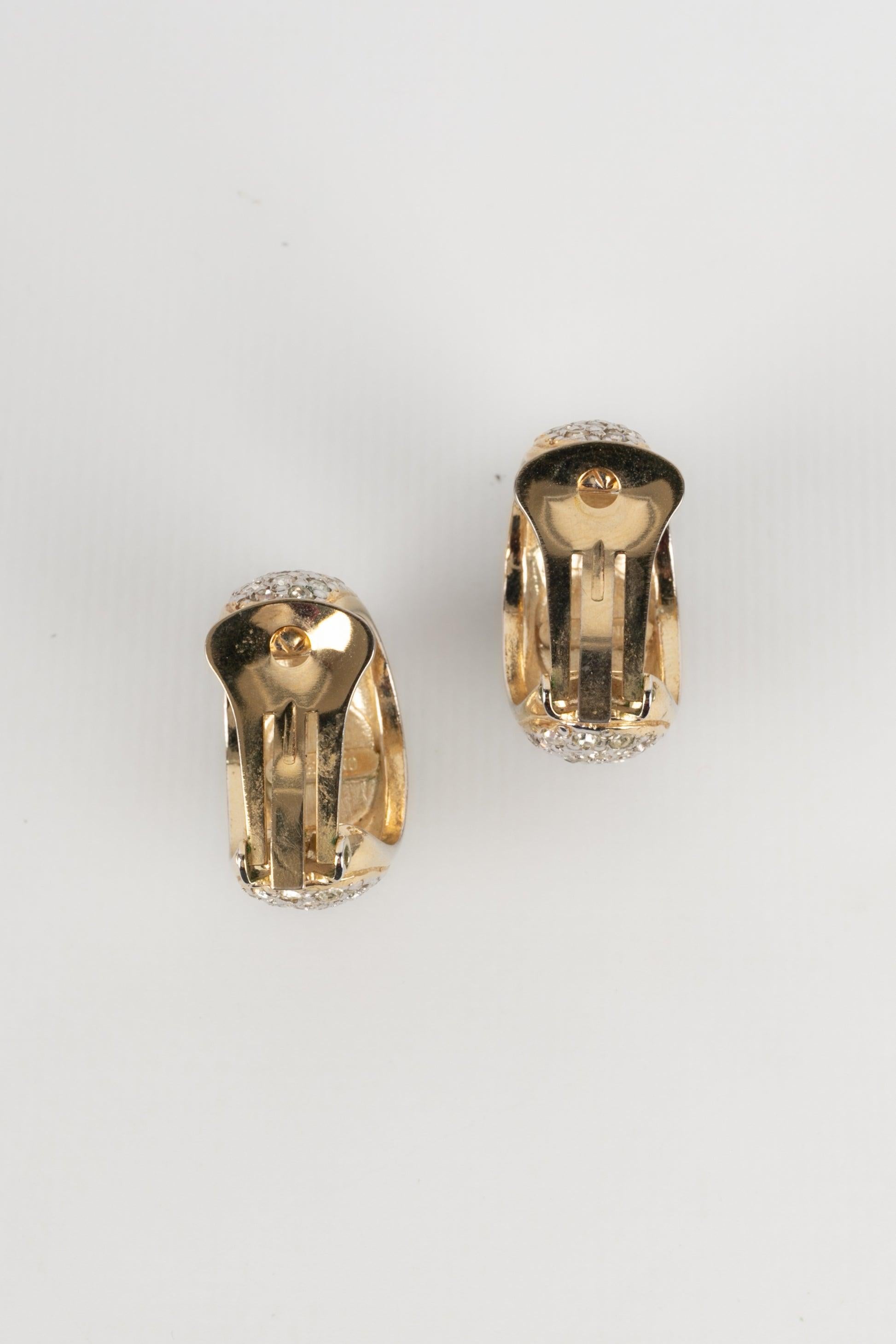 Valentino - Boucles d'oreilles en métal doré ornées de cabochons en pâte de verre et strass Excellent état - En vente à SAINT-OUEN-SUR-SEINE, FR