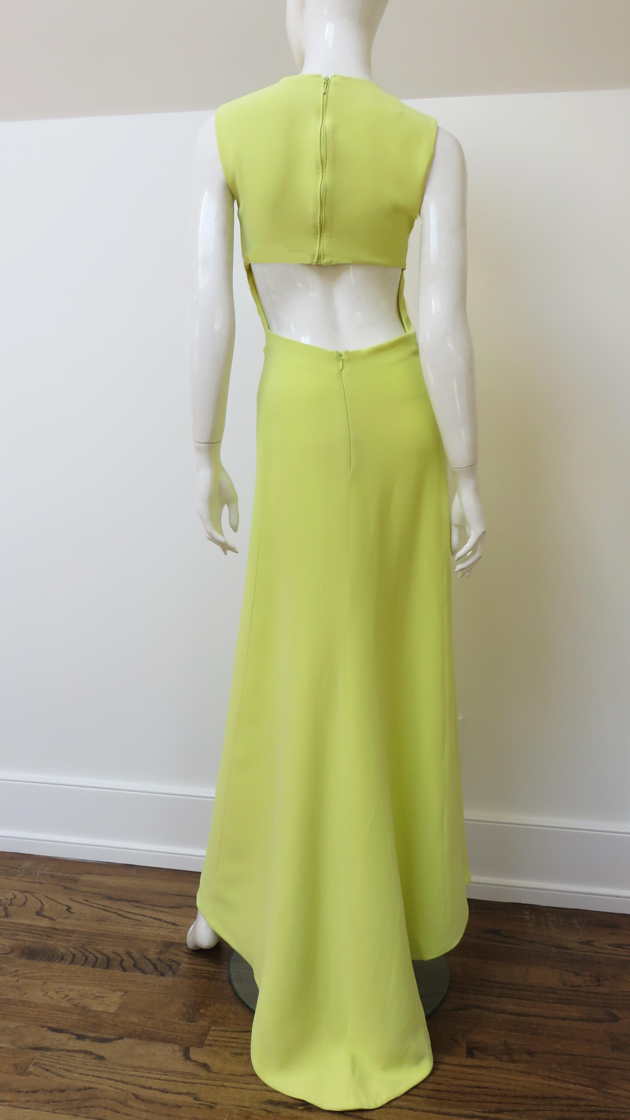 Ein fabelhaftes, leuchtend gelbes Maxikleid aus Seide mit einem Hauch von Grün von Valentino.  Es ist ärmellos, liegt eng am Körper an und hat Seitennahttaschen auf Hüfthöhe.  Das Kleid hat einen quadratischen Ausschnitt an der hinteren Taille und