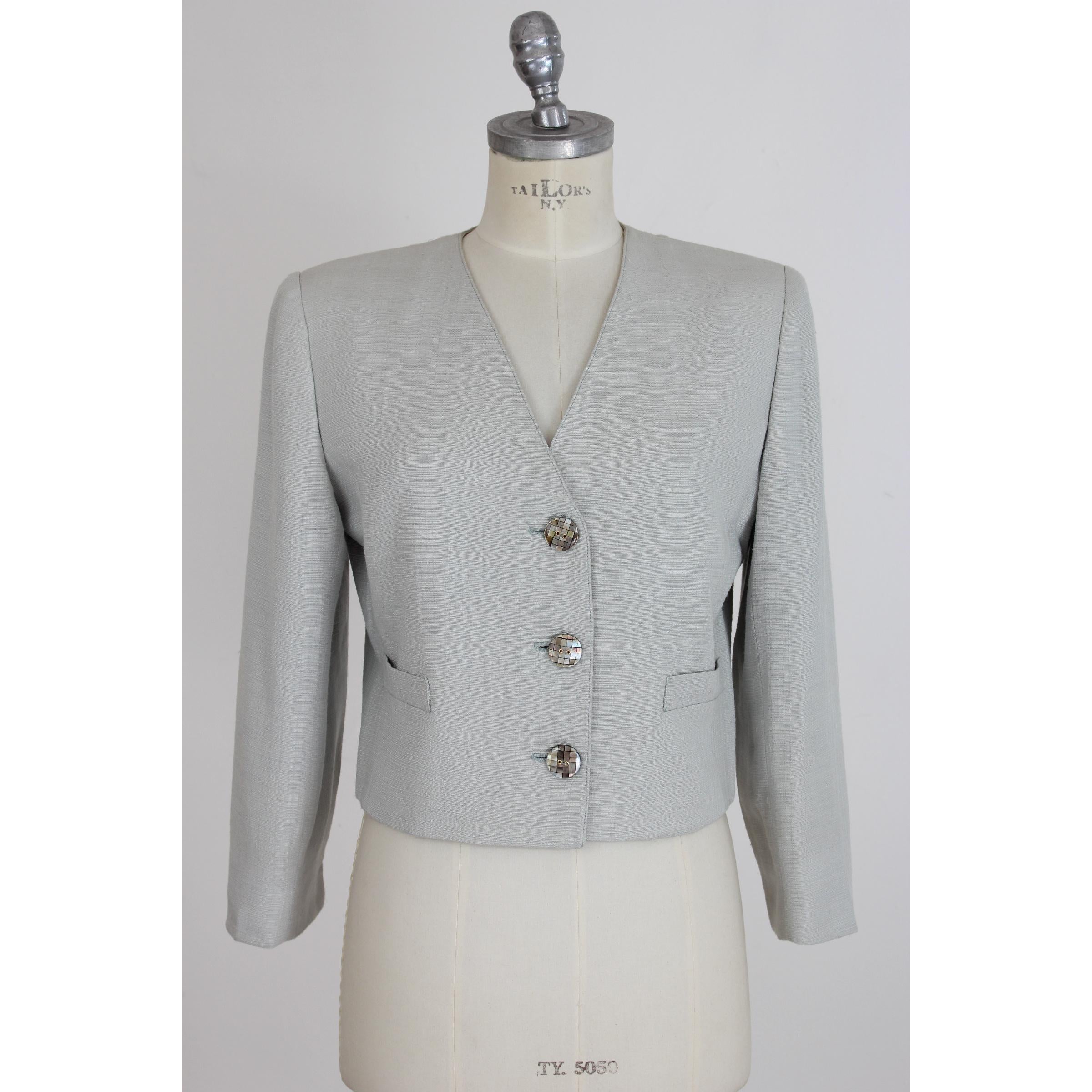 Vintage short jacket, model bolero for women, Valentino Miss V. Light gray color, 100% silk, lined interior, closure with mother-of-pearl mosaic buttons. Made in Italy. Excellent vintage conditions.
Size: 42 It 8 Us 10 Uk
Shoulder: 42 cm
Bust /